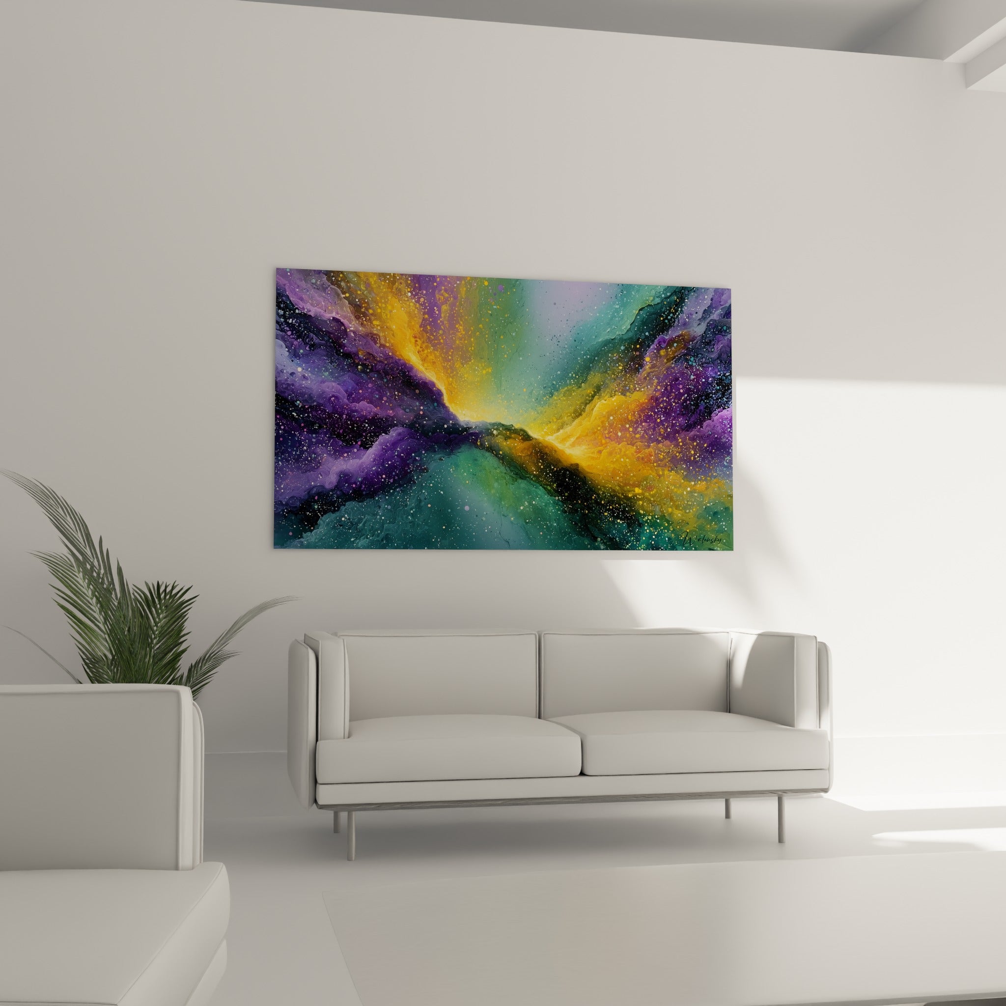 Voiles de couleur violette et verte striés de lumière dorée au-dessus d'un canapé dans un salon lumineux