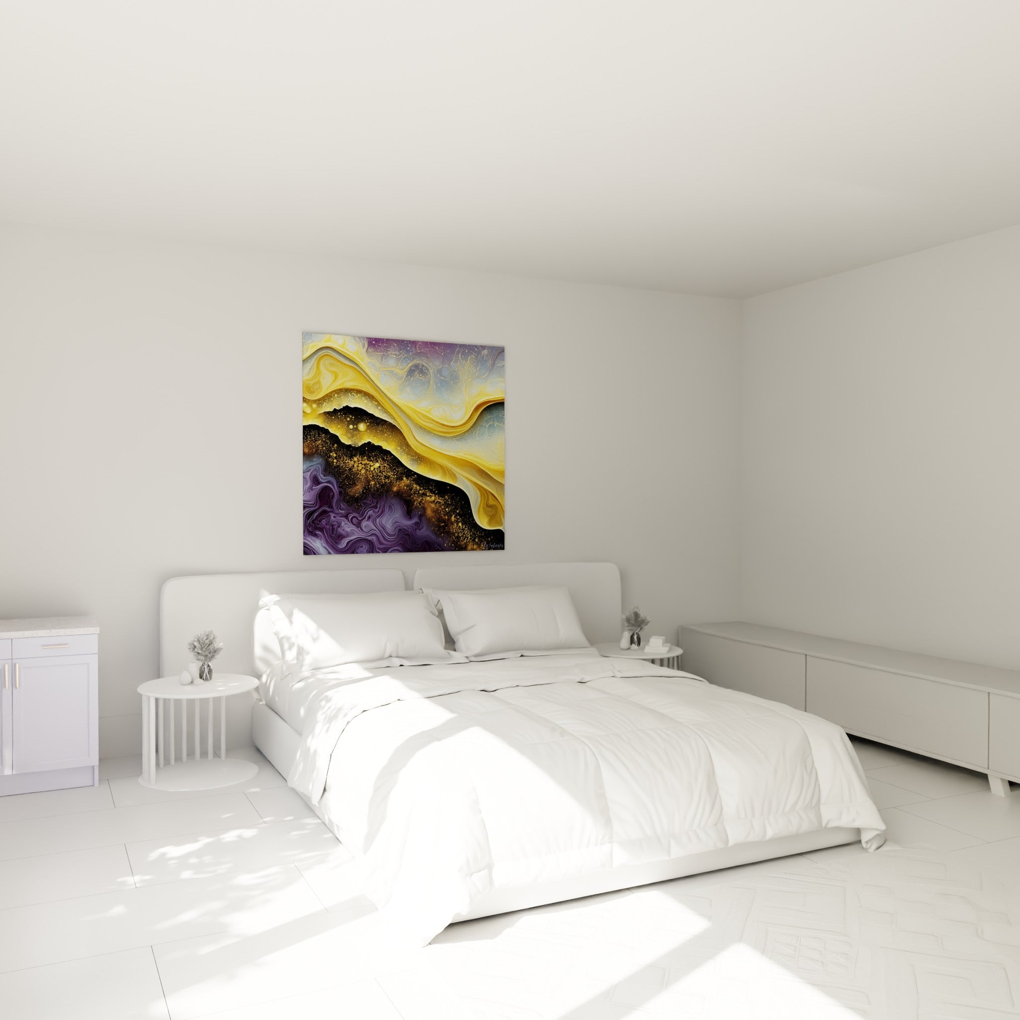 Œuvre abstraite dorée et violette aux volutes fluides, accrochée au-dessus d'un lit dans une chambre claire