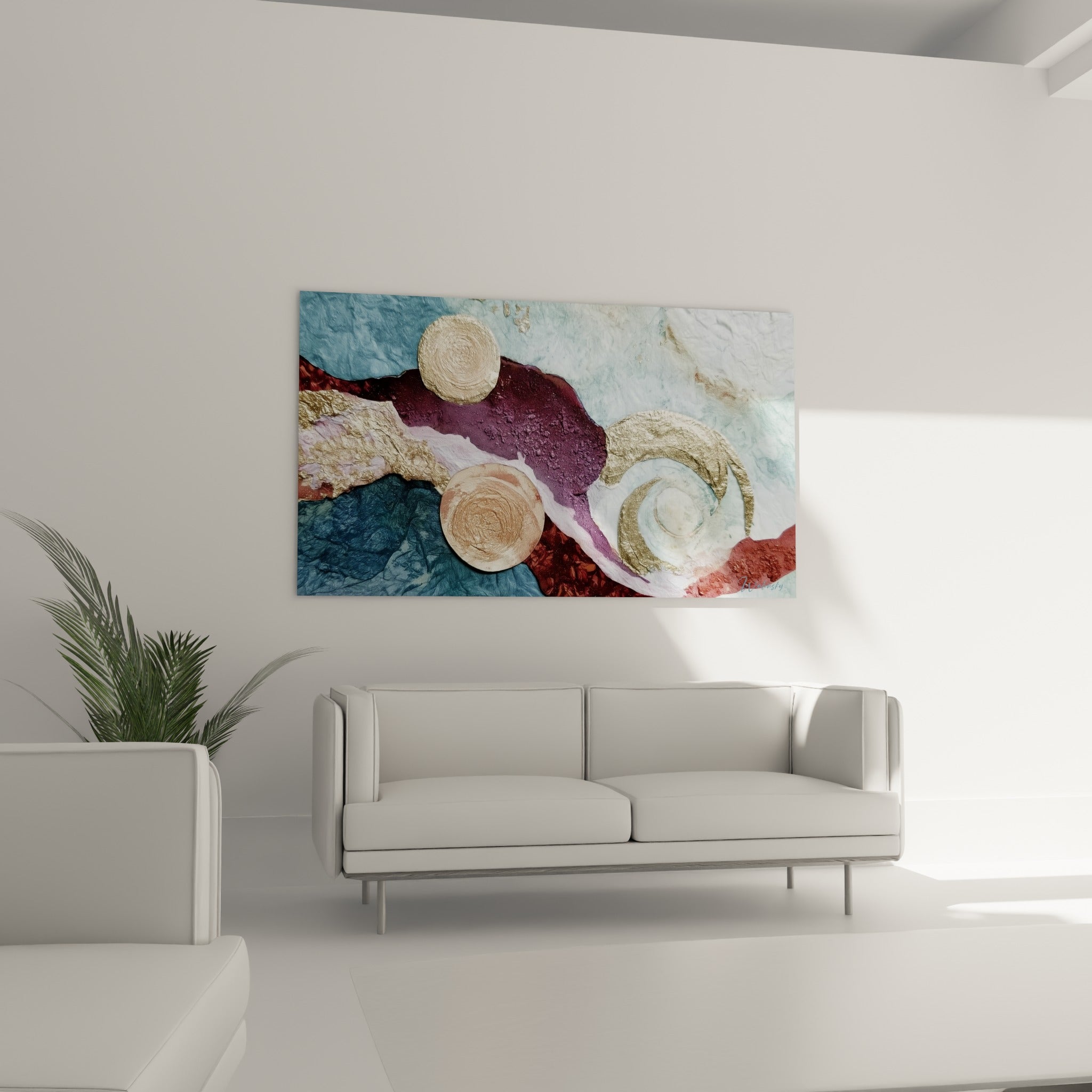 Médaillons circulaires dorés et fond prune veiné, au-dessus d'un canapé dans un salon lumineux