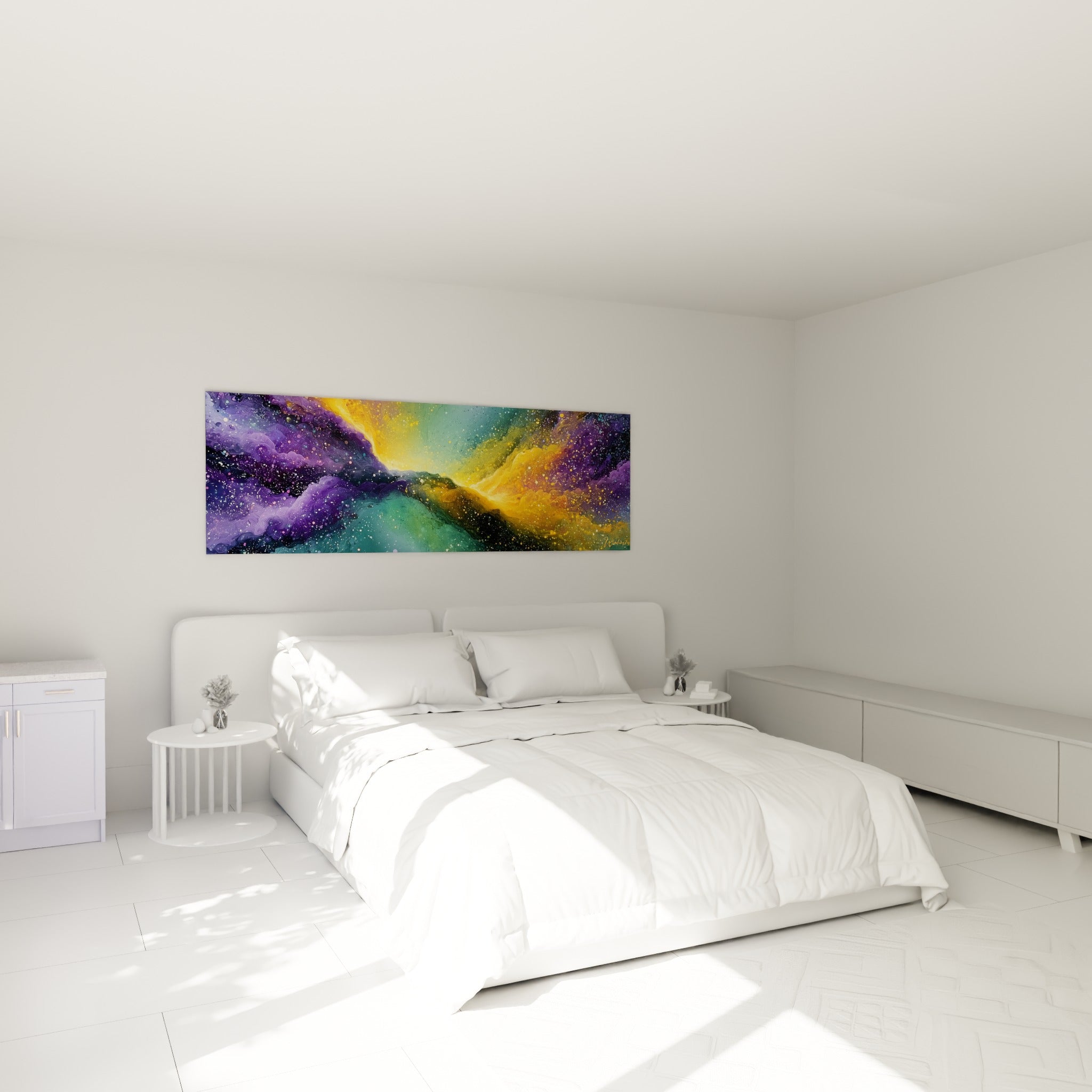 Nébuleuse violette et dorée aux courbes fluides, accrochée au-dessus d'un lit dans une chambre claire