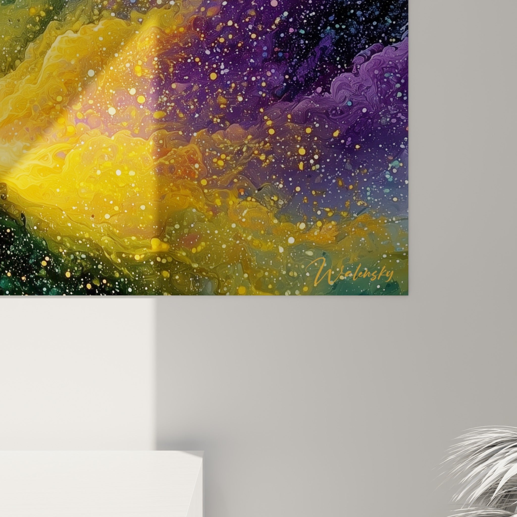 Détail de la nébuleuse montrant le grain doré et les touches violettes se mêlant en fines coulures lumineuses