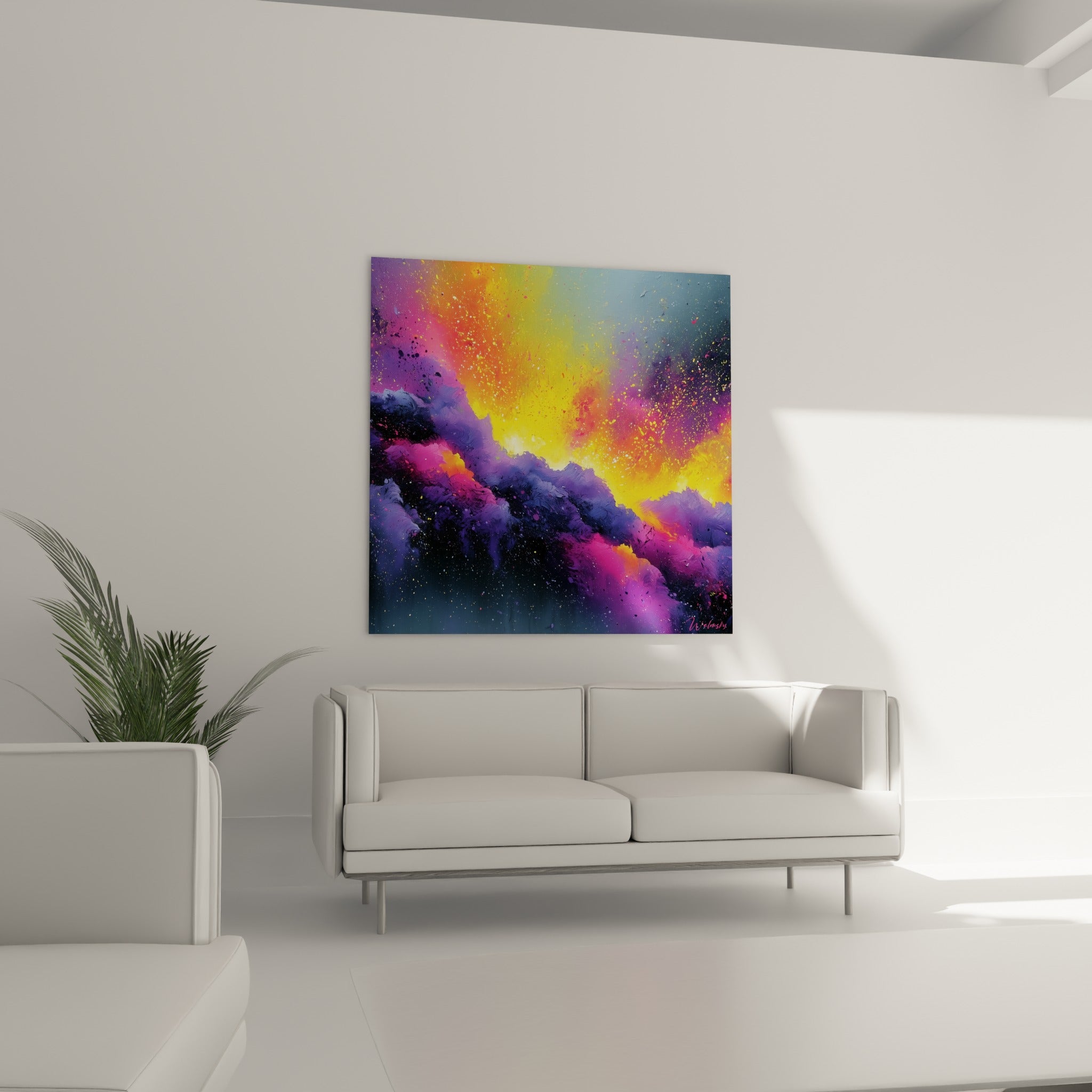 Éclats dorés jaillissant d'une masse violette et fuchsia, disposé au-dessus d'un canapé dans un salon lumineux