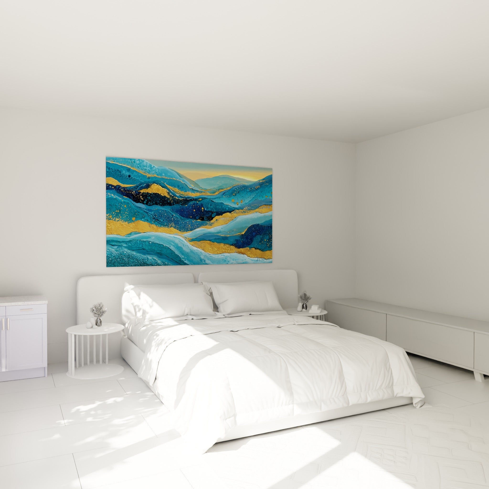 Paysage abstrait bleu turquoise et or aux formes ondulantes, au-dessus d'un lit dans une chambre claire