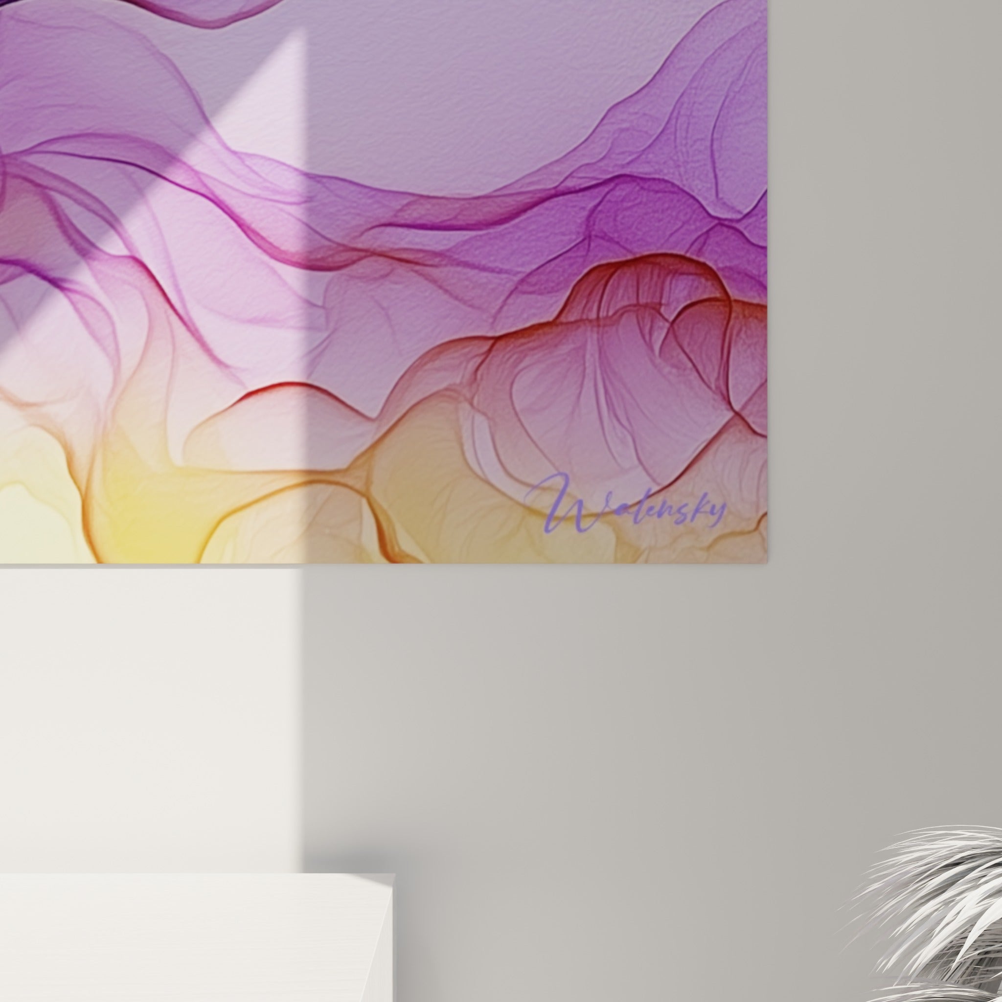 Grain d'encre visible, particules dorées et voiles violets fusionnés sur ce tableau abstrait