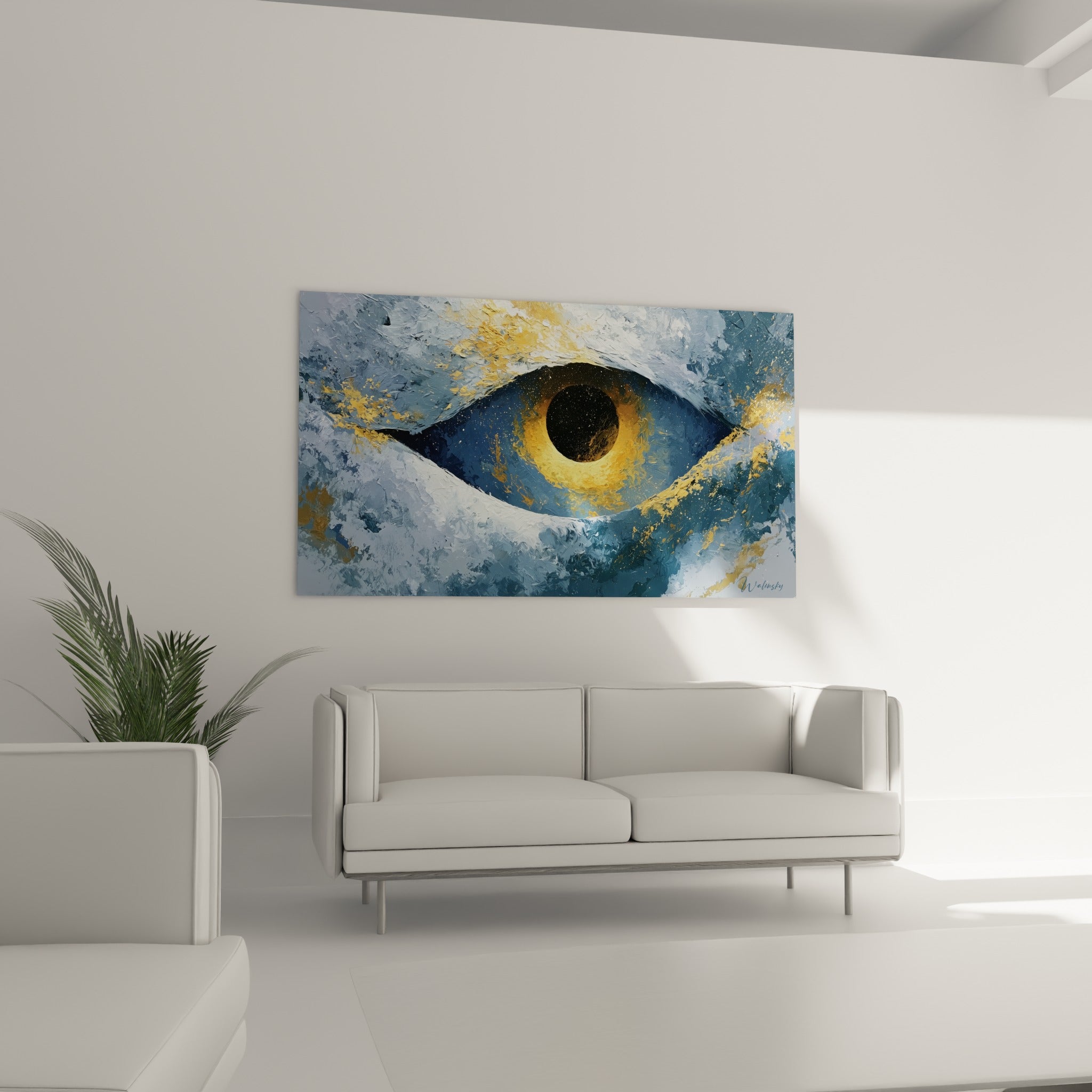 Paupières texturées en bleu anthracite et éclats dorés au-dessus d'un canapé dans un salon lumineux