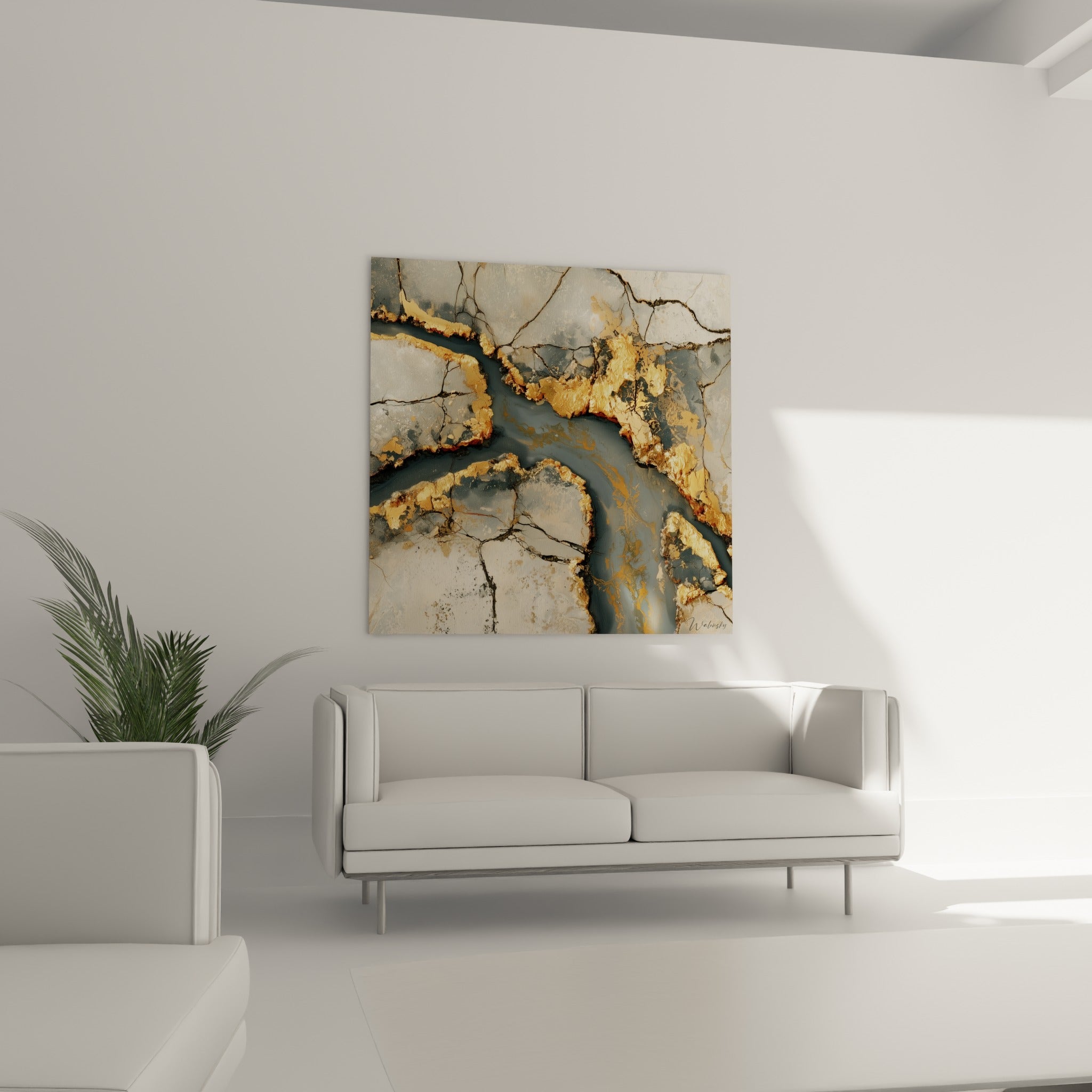 Rivière minérale figée entre or et anthracite, tableau artistique abstrait au-dessus d'un canapé dans un salon lumineux
