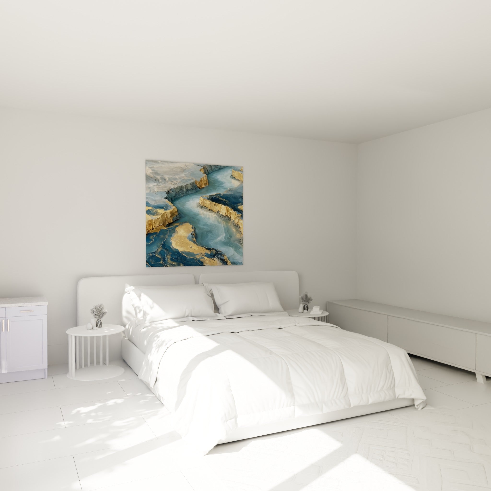 Méandres bleu marine et dorés composant ce tableau, accroché au-dessus d'un lit dans une chambre claire