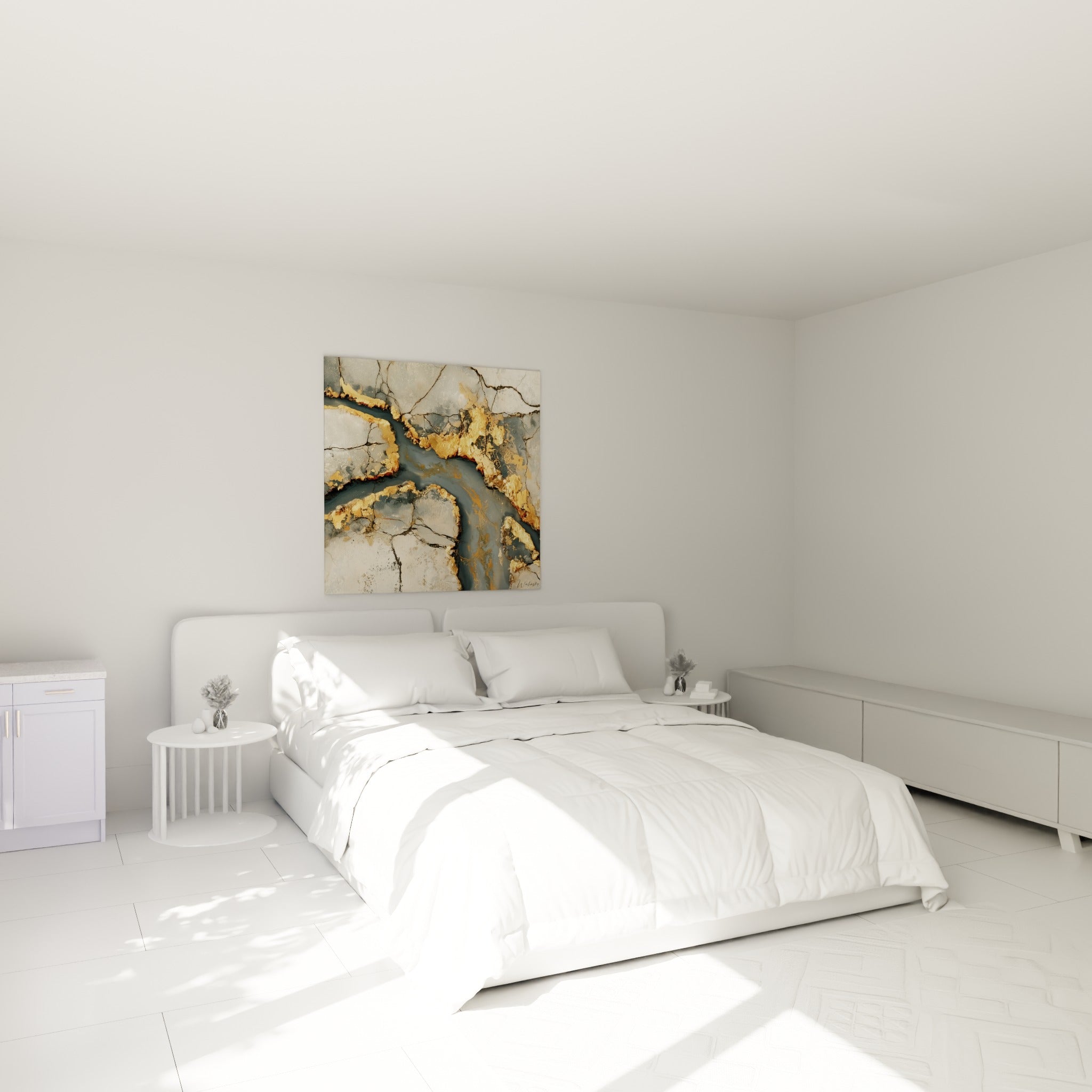 Roche fissurée aux veines dorées et grises, œuvre artistique abstraite accrochée au-dessus d'un lit dans une chambre claire