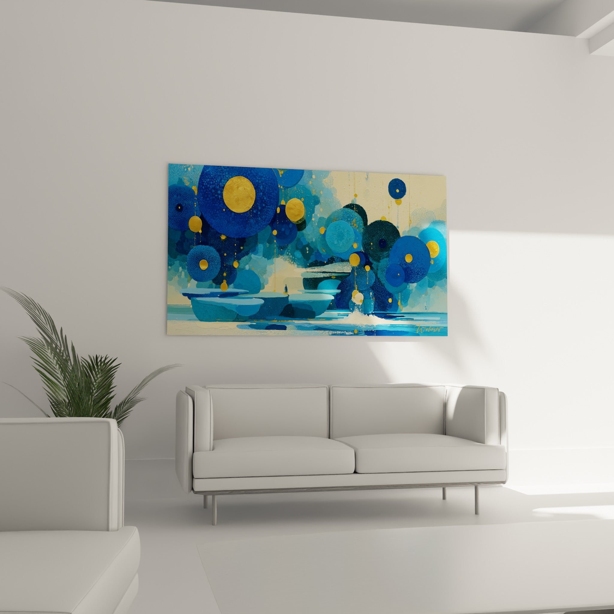 Formes circulaires bleu profond et touches dorées ornent ce tableau Artistique abstrait au-dessus d'un canapé dans un salon lumineux