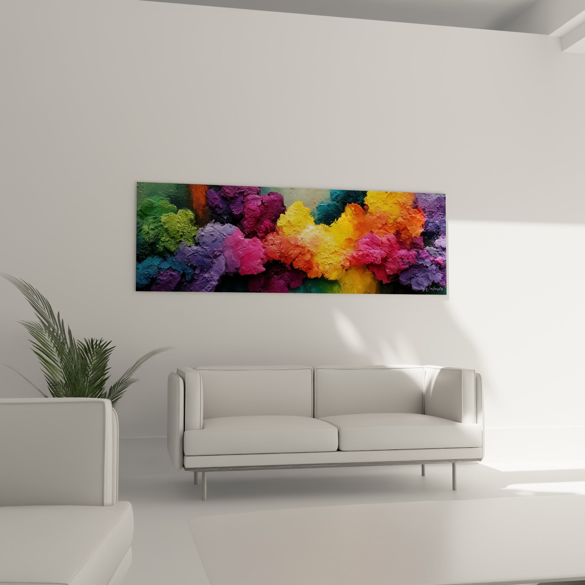 Bouquet abstrait rose fuchsia et bleu pétrole au-dessus d'un canapé dans un salon lumineux