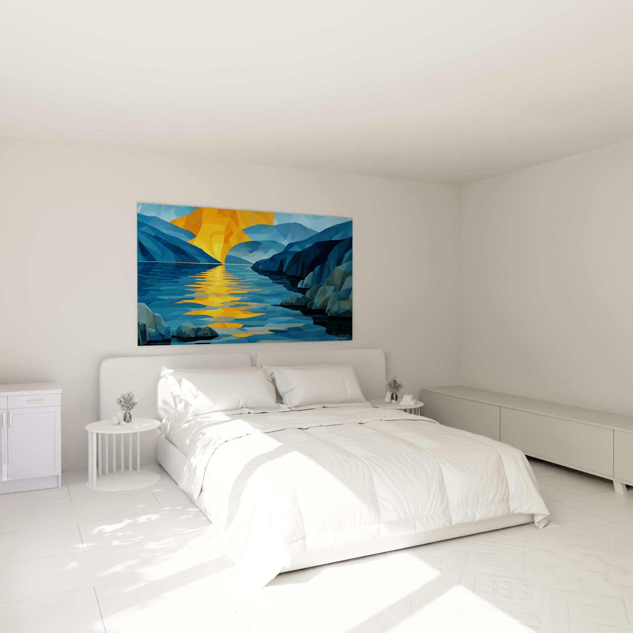 Montagnes bleu marine et soleil doré fragmenté, tableau accroché au-dessus d'un lit dans une chambre claire