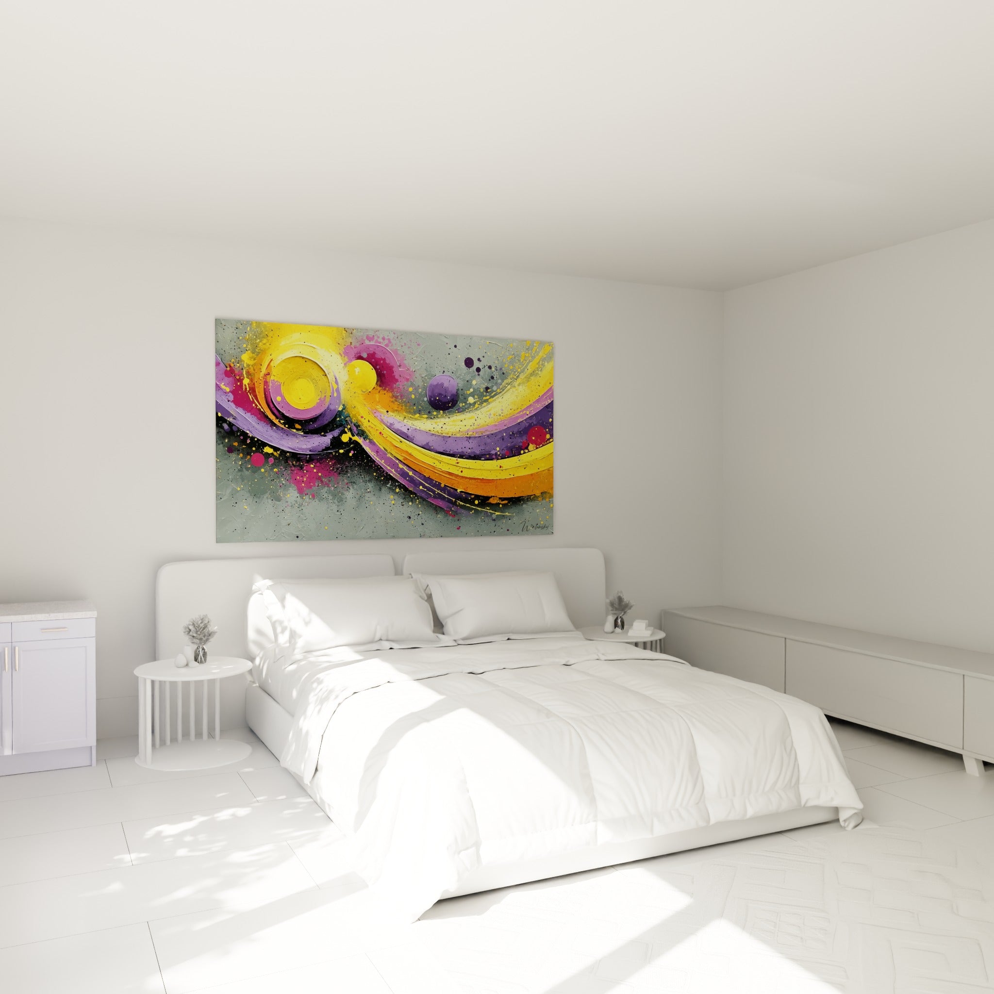 Spirales jaune vif et violet profond peintes en relief, accrochées au-dessus d'un lit dans une chambre claire