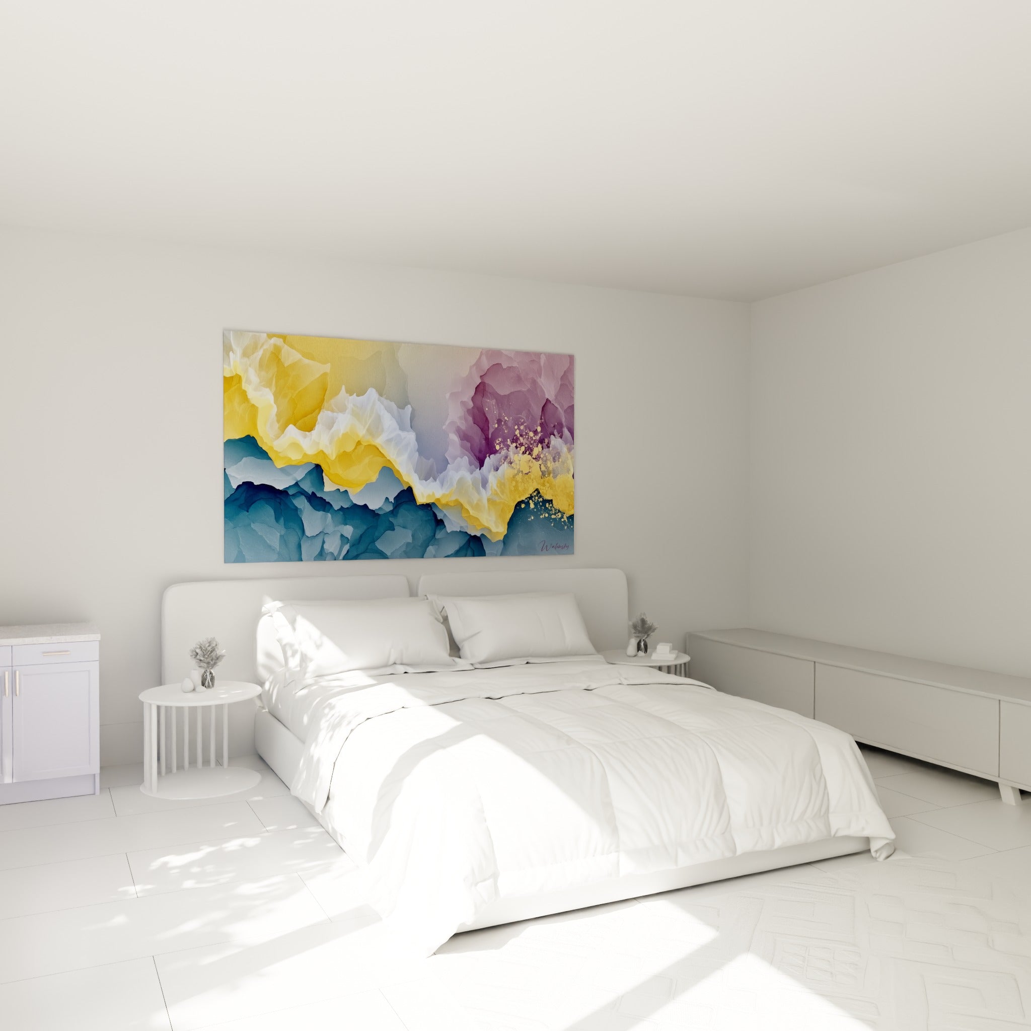 Strates dorées et bleu ardoise fluides au-dessus d'un lit dans une chambre claire, touche mauve discrète