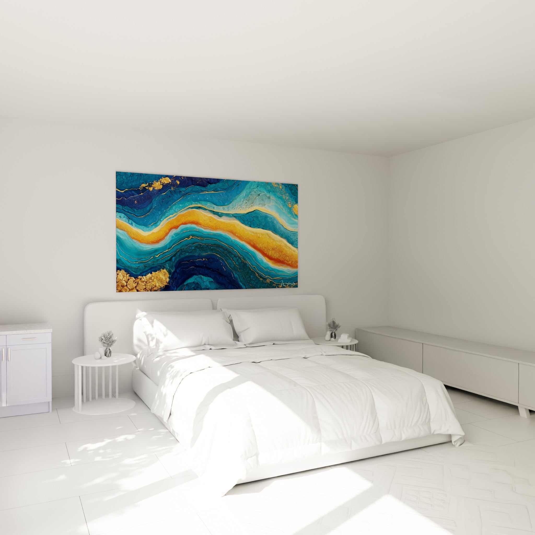Strates turquoise et dorées de ce tableau artistique abstrait accrochées au-dessus d'un lit dans une chambre claire