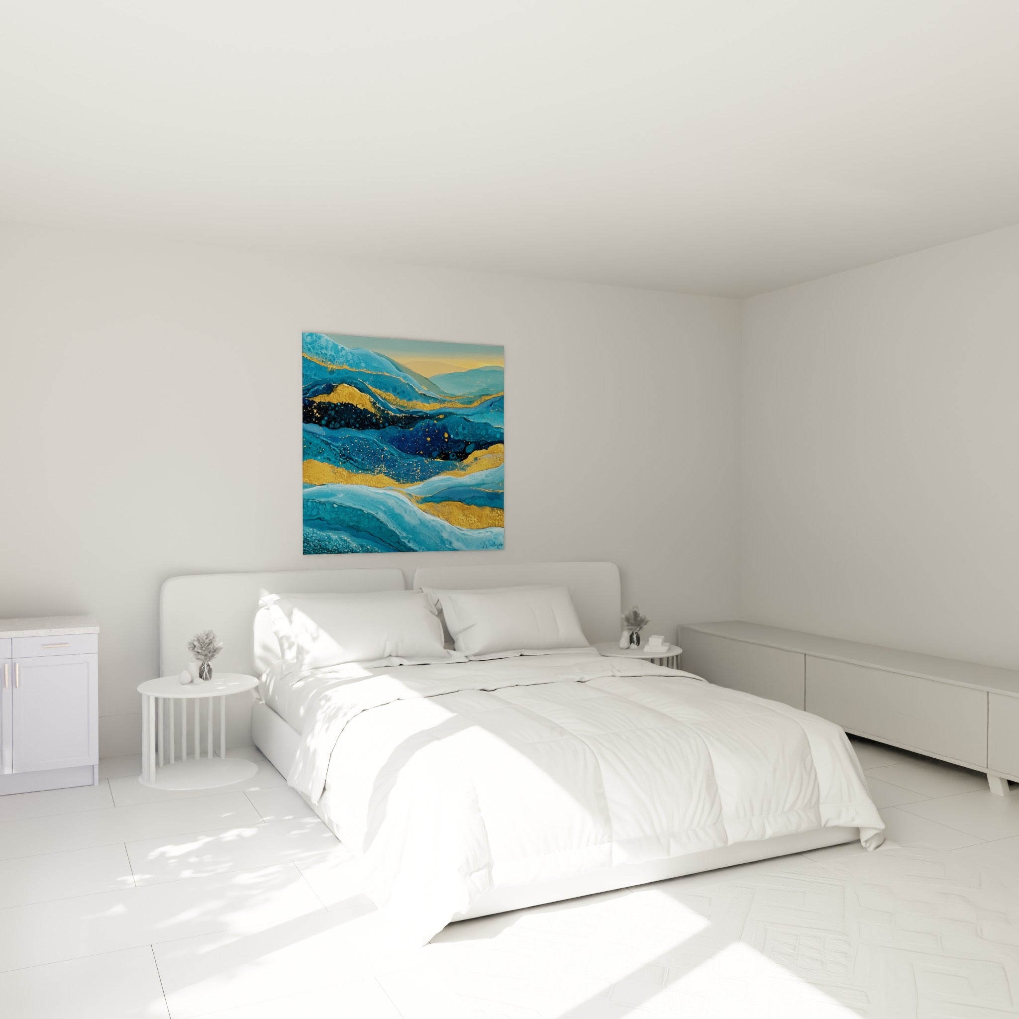 Strates fluides bleu turquoise et dorées au-dessus d'un lit dans une chambre claire