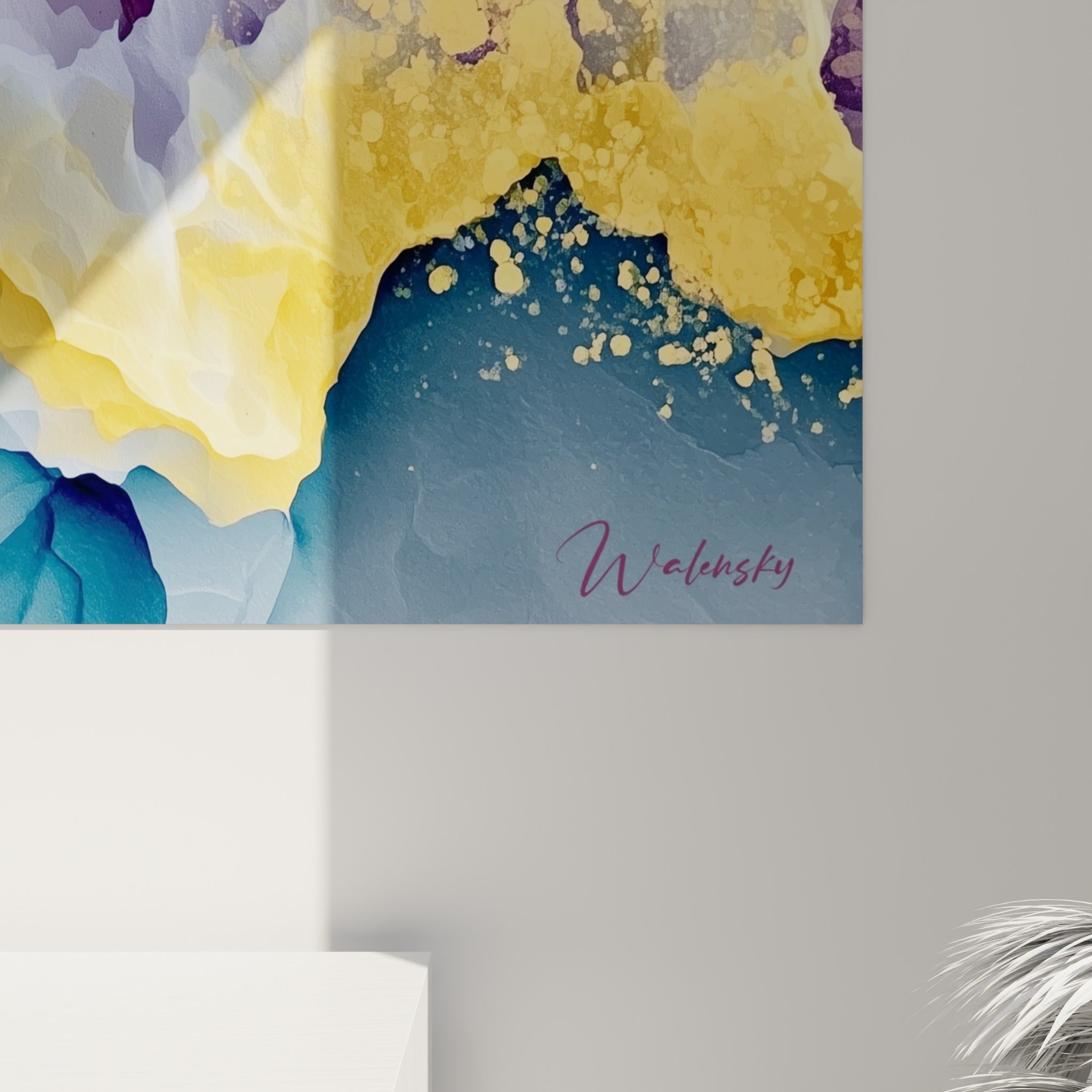 Grain de la toile révélant les nuances dorées, mauves et bleu ardoise avec fines coulures d'encre