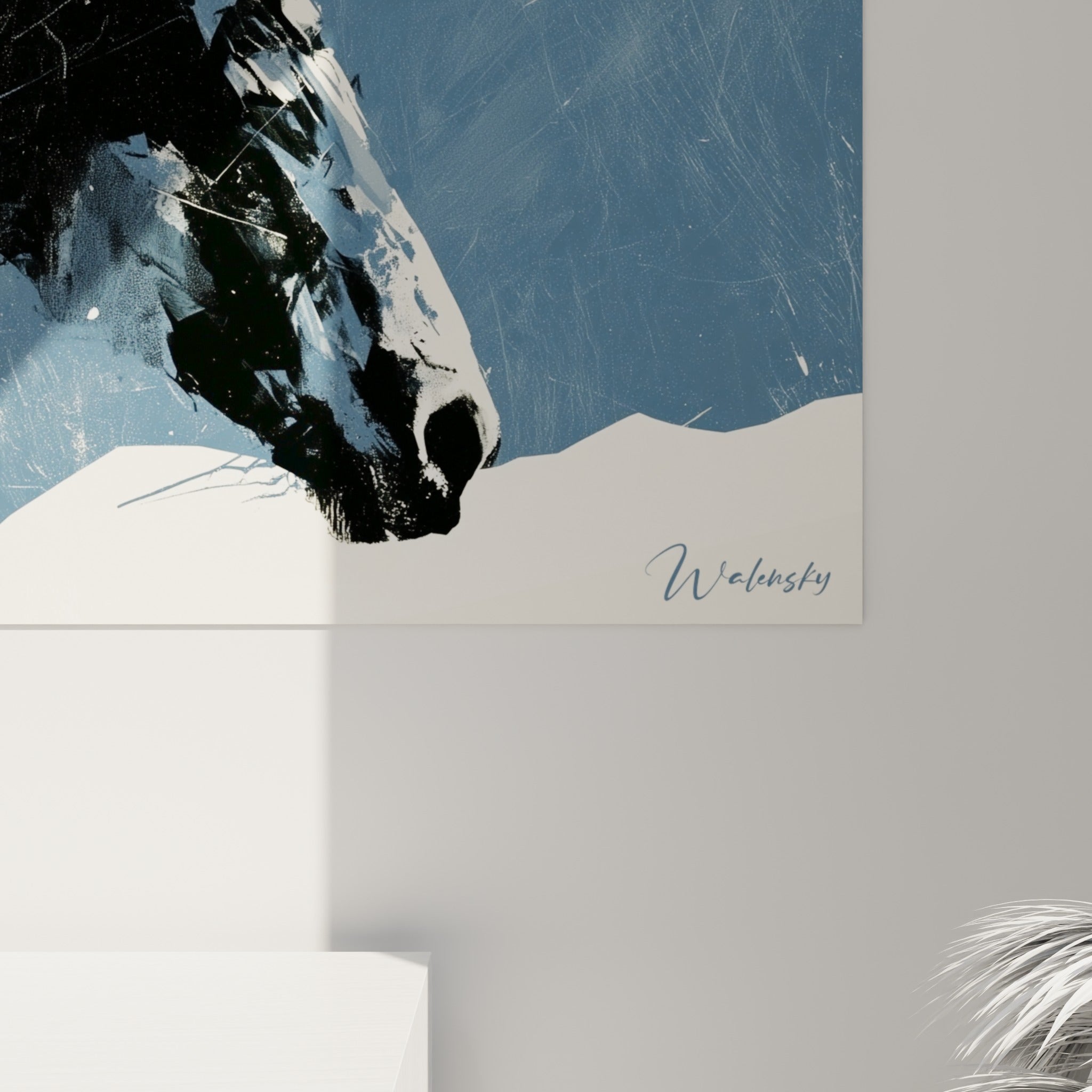 Empâtements noirs et coulures ocre se mêlant au bleu marine, grain visible de la toile du cheval abstrait
