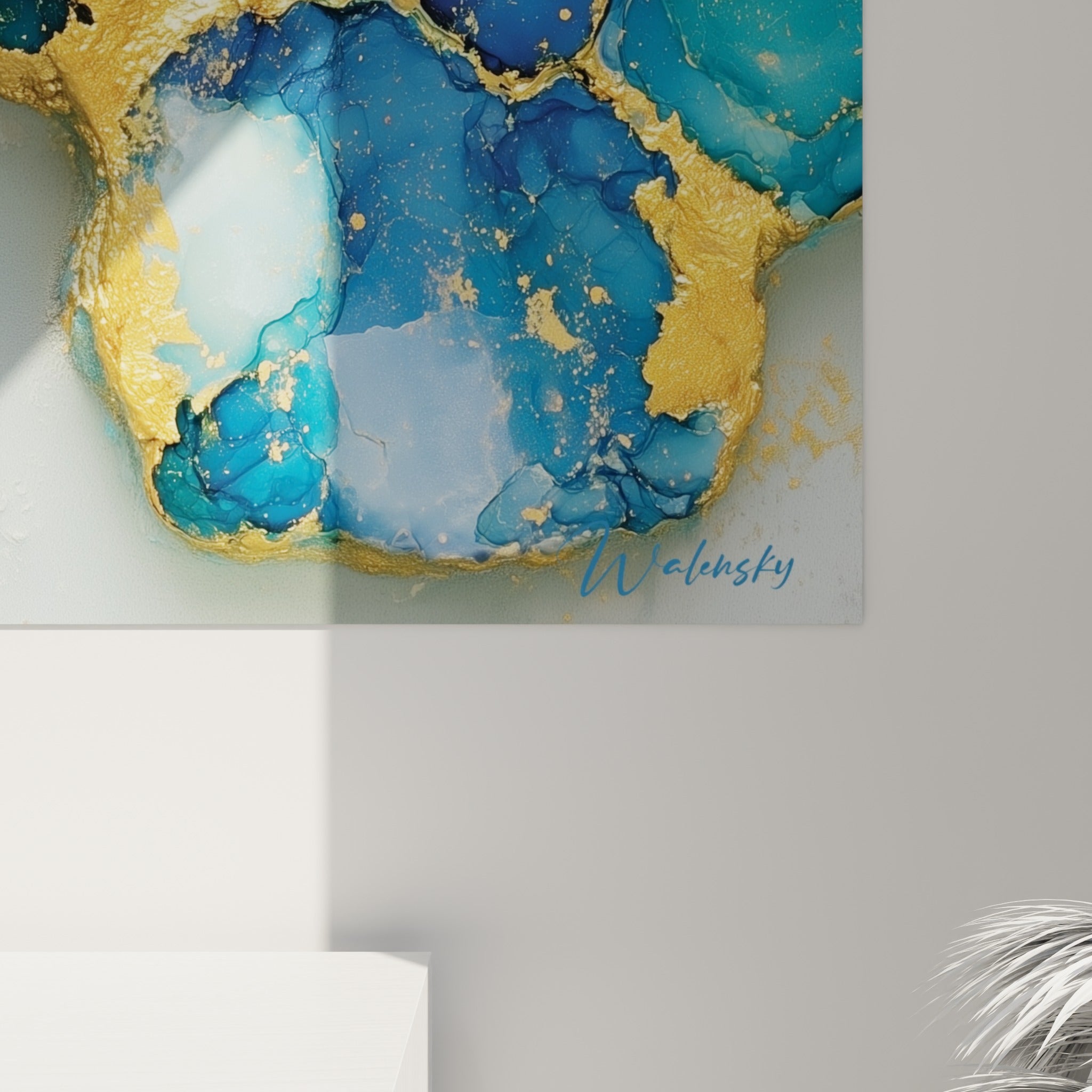 Gros plan sur les empâtements dorés et les nuances turquoise se mêlant en fines coulures sur la toile