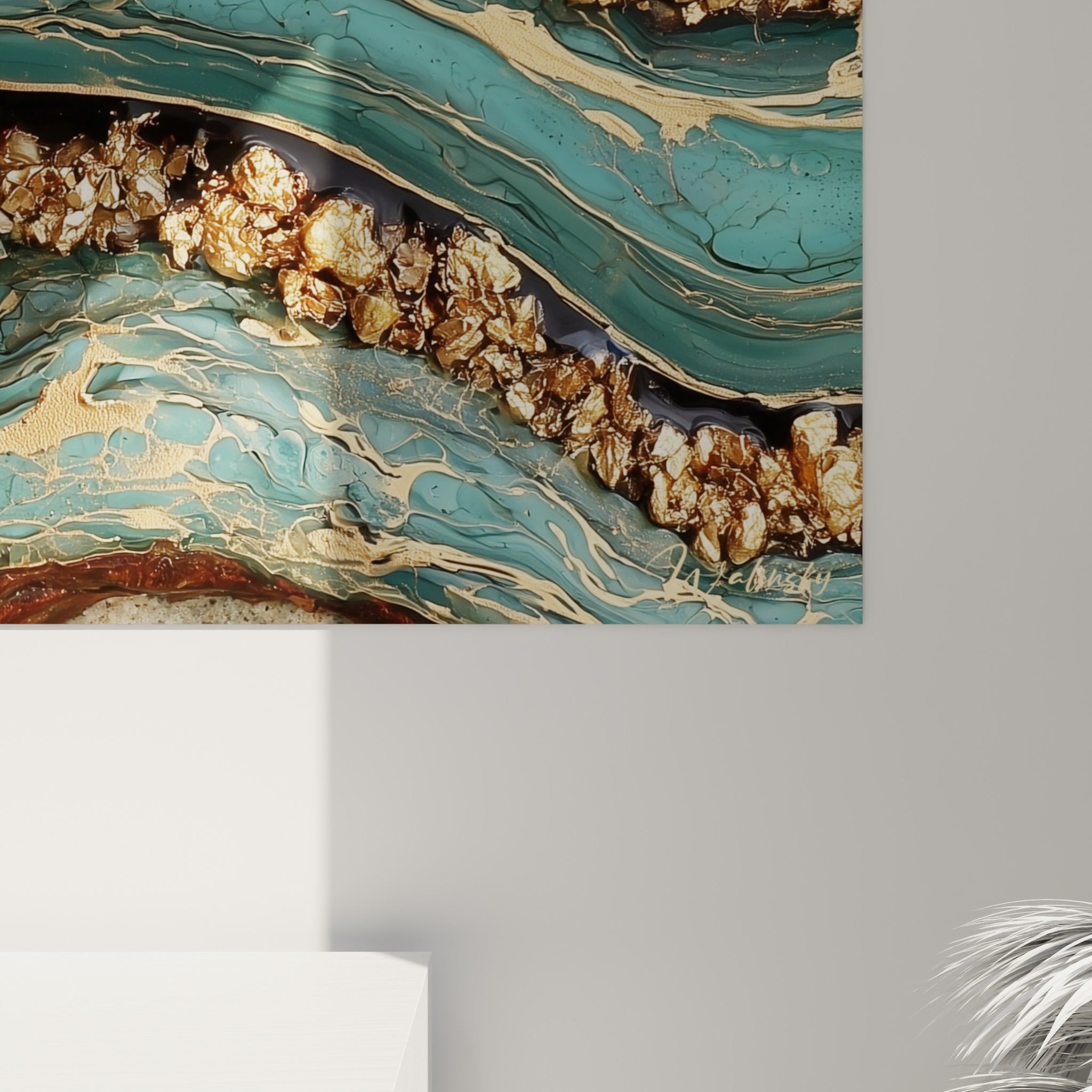 Grain doré cristallin et coulures turquoise profondes visibles en gros plan sur la toile marbrée