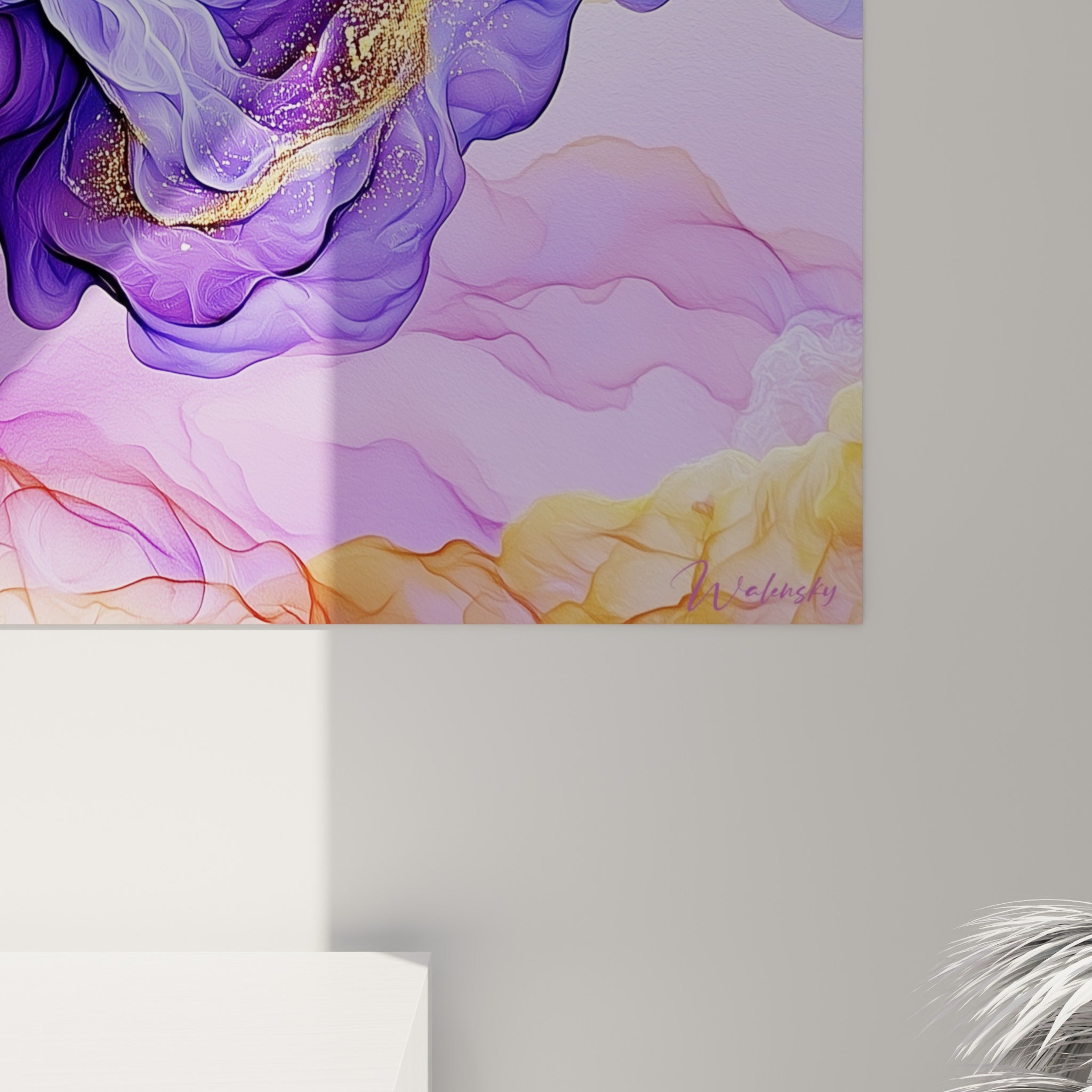 Grain de peinture révélant les filaments dorés incrustés dans les strates violettes et blanches de la toile