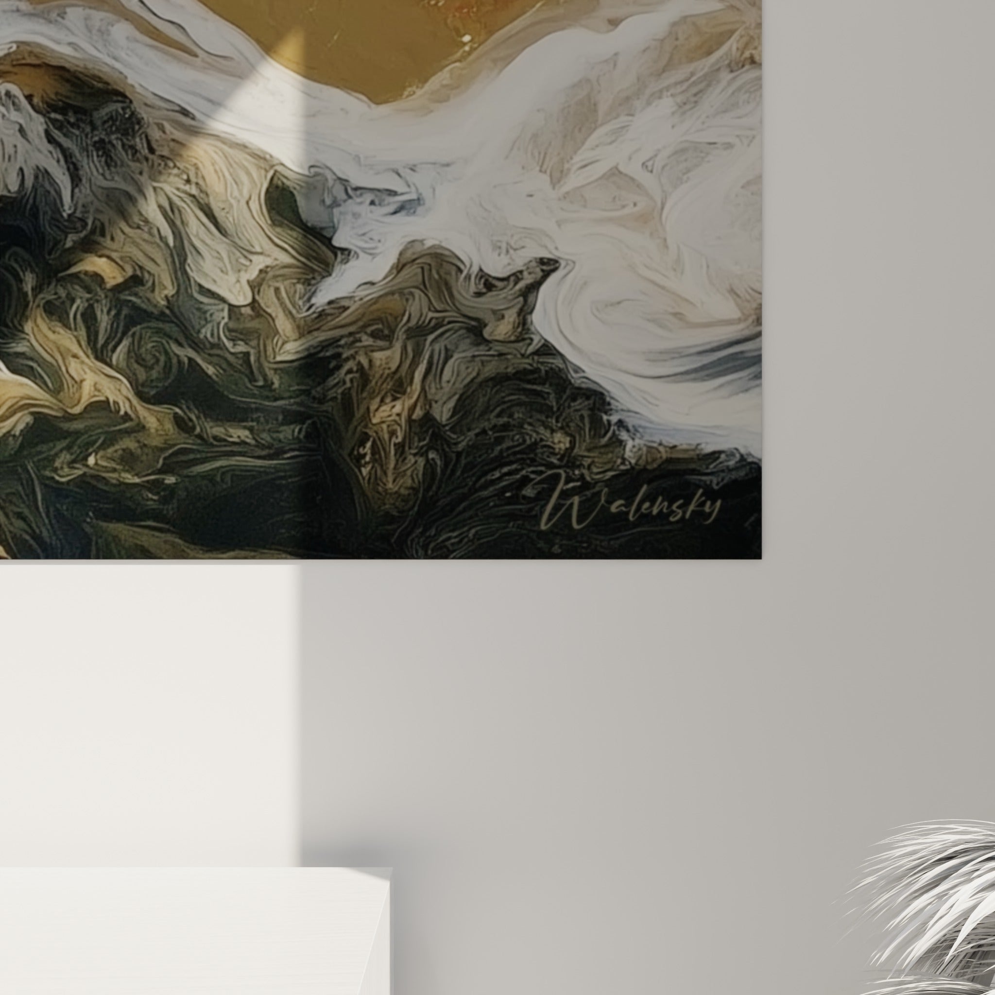 Matière dorée craquelée et coulures blanches anthracite révélant le grain texturé de la toile abstraite
