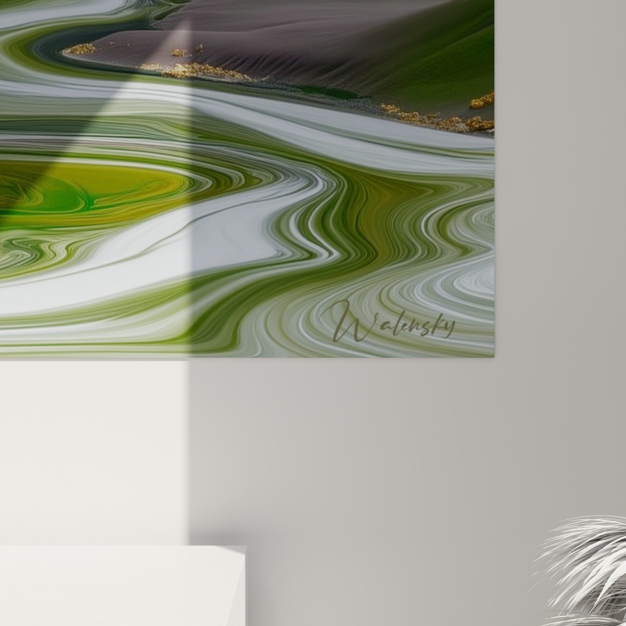 Matière picturale texturée révélant grain doré et reflets verts sur la surface du tableau fluide