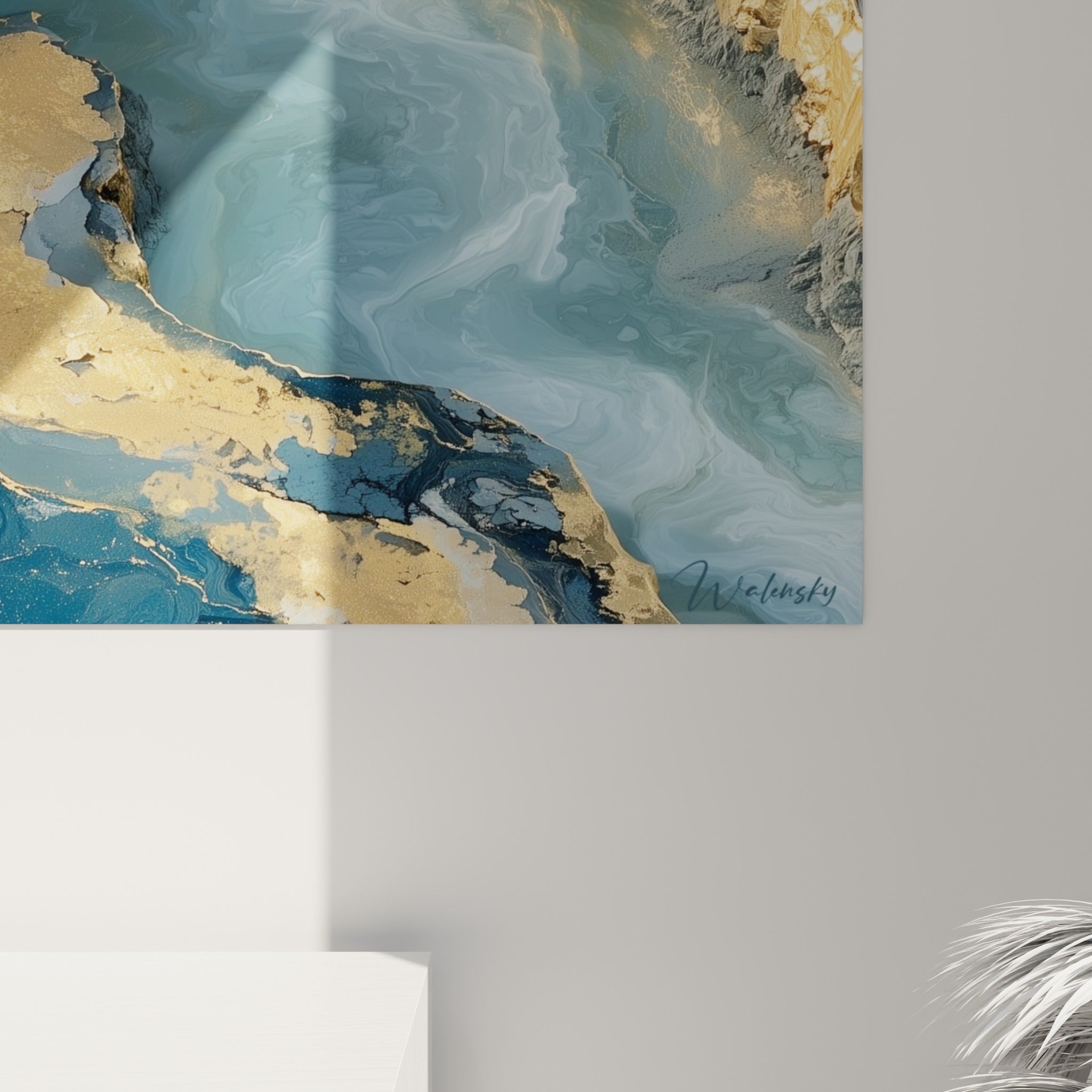 Grain minéral doré et coulures bleu marine visibles de près sur la surface texturée de cette œuvre