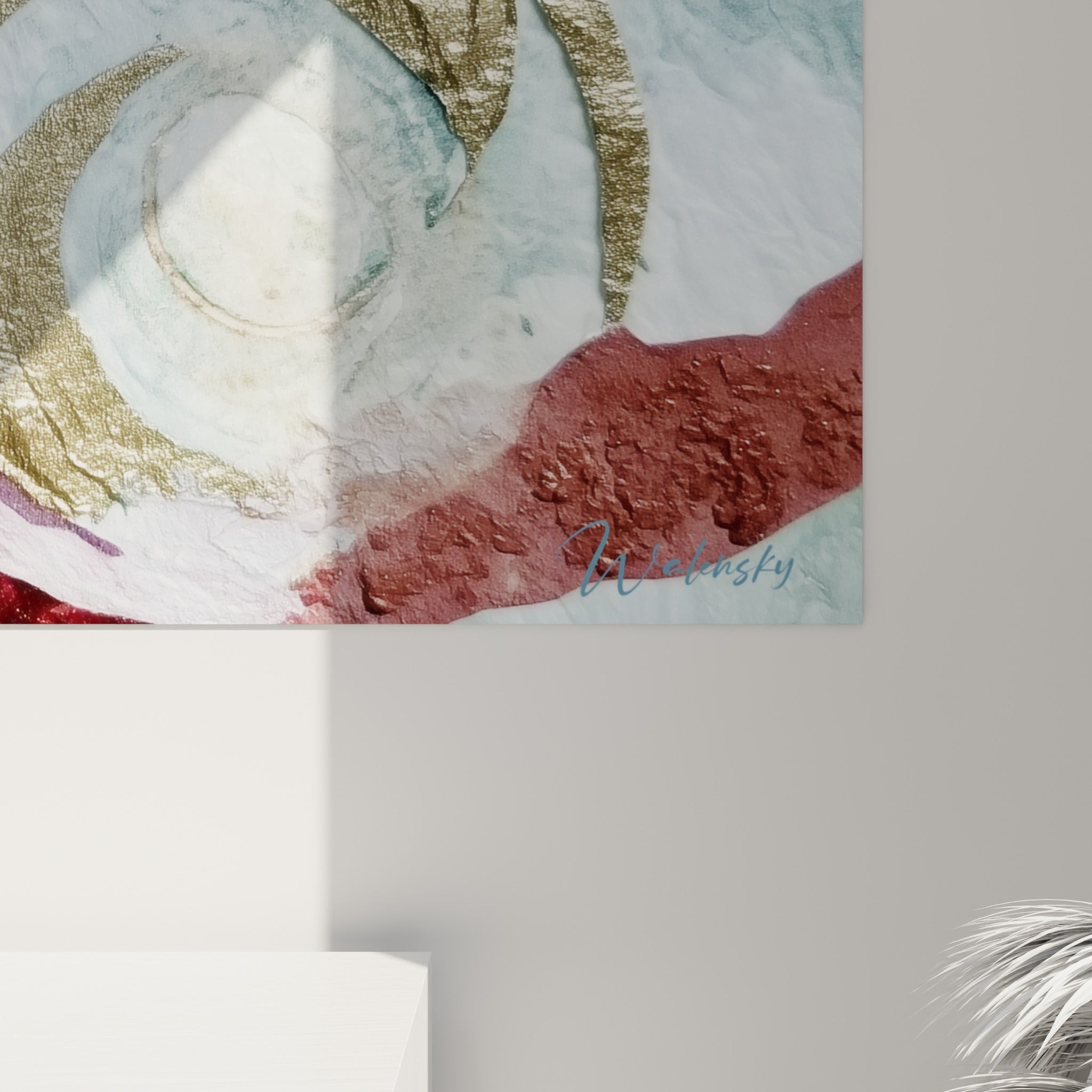Grain doré en relief et coulures prune, matière froissée visible en gros plan sur la toile