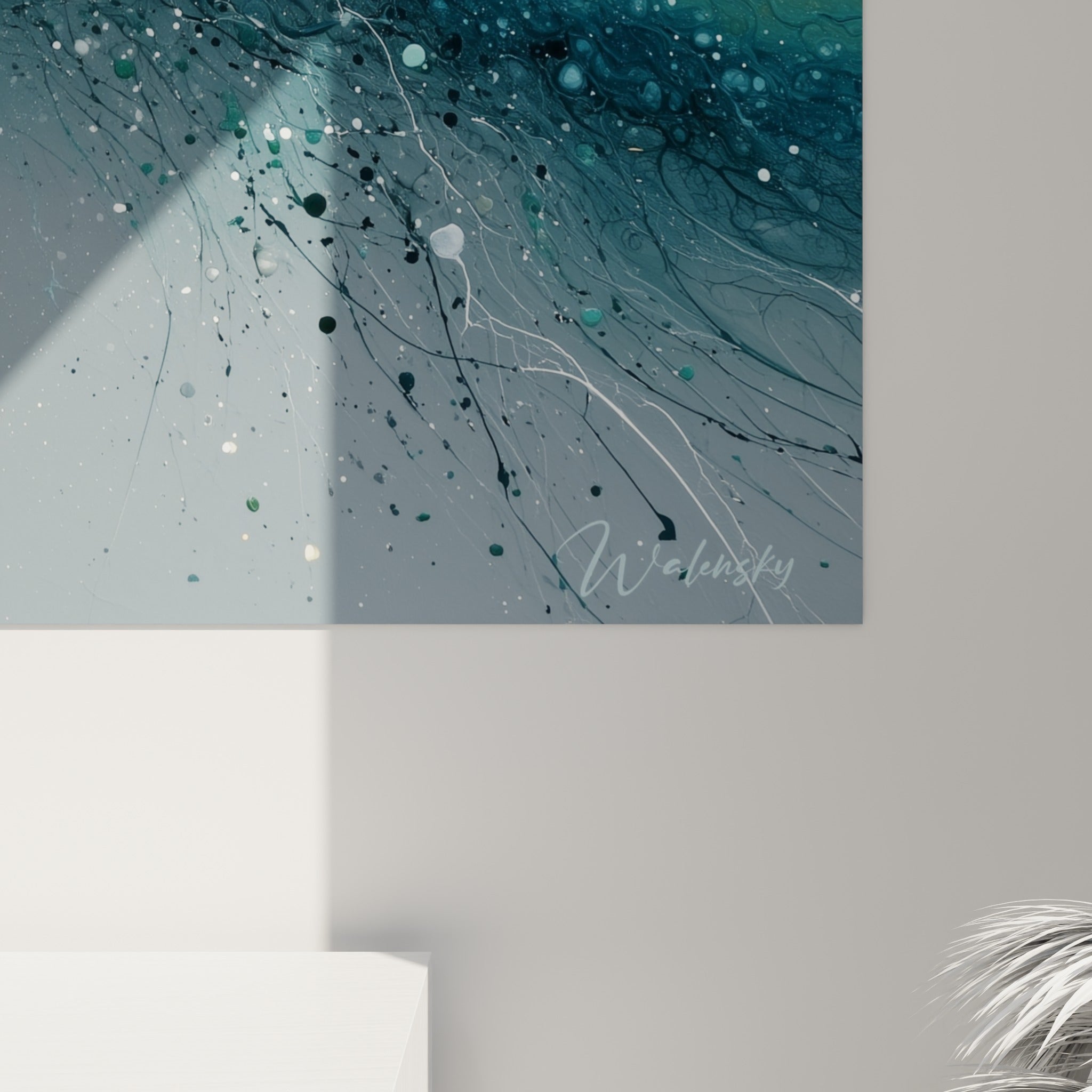 Grain et gouttelettes de peinture bleu sarcelle et orange visibles en angle sur ce tableau spirale abstraite