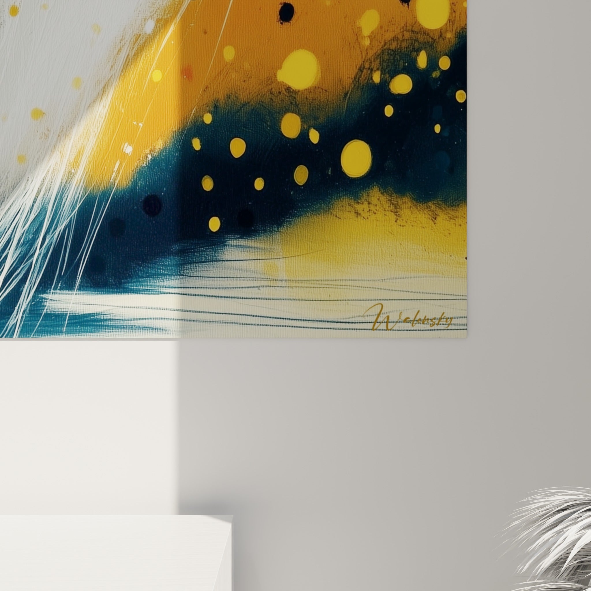 Empâtements dorés et filaments blancs se mêlent au bleu marine granuleux, matière dense de ce tableau artistique abstrait