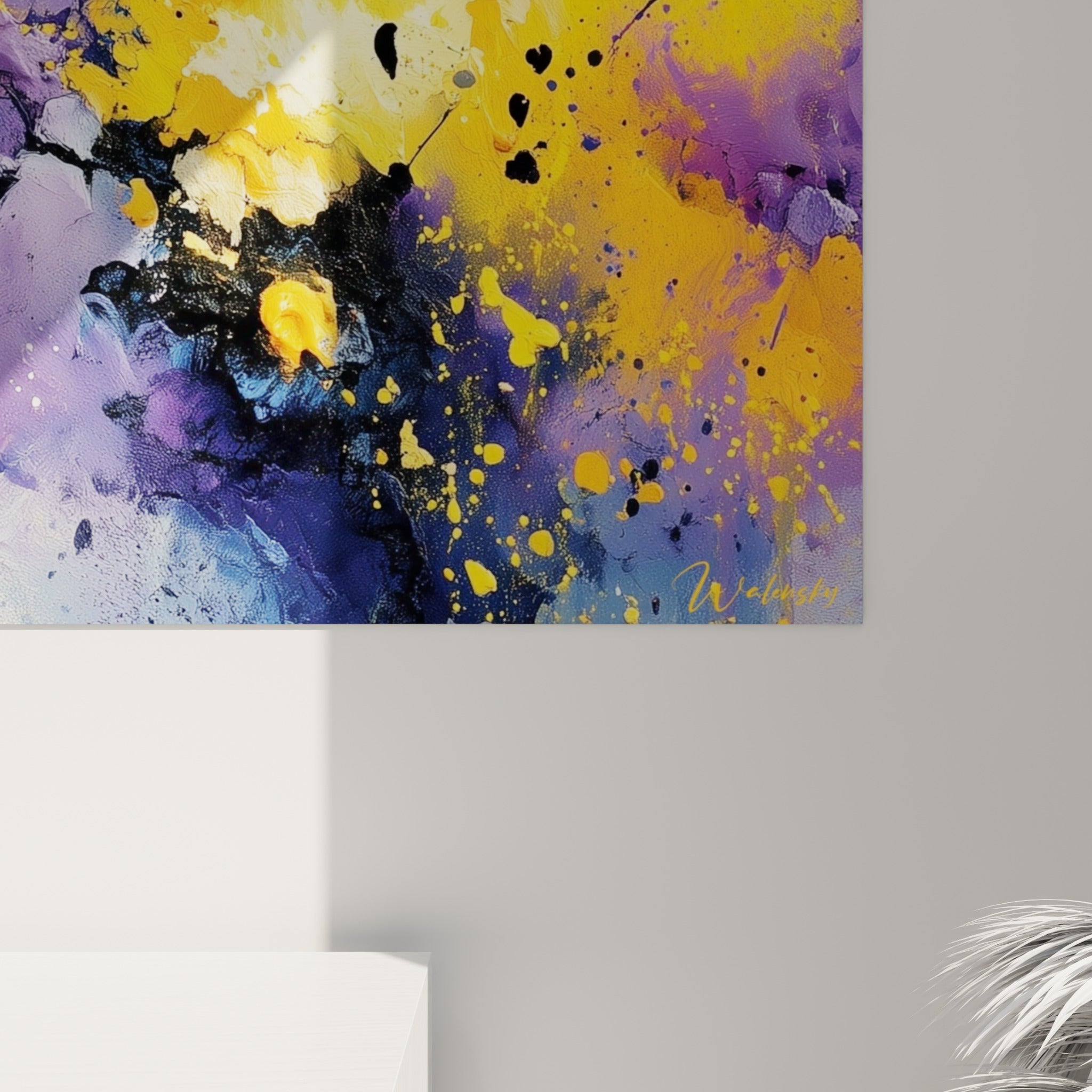 Empâtements de peinture jaune et violette, coulures et grain visible sur la toile abstraite