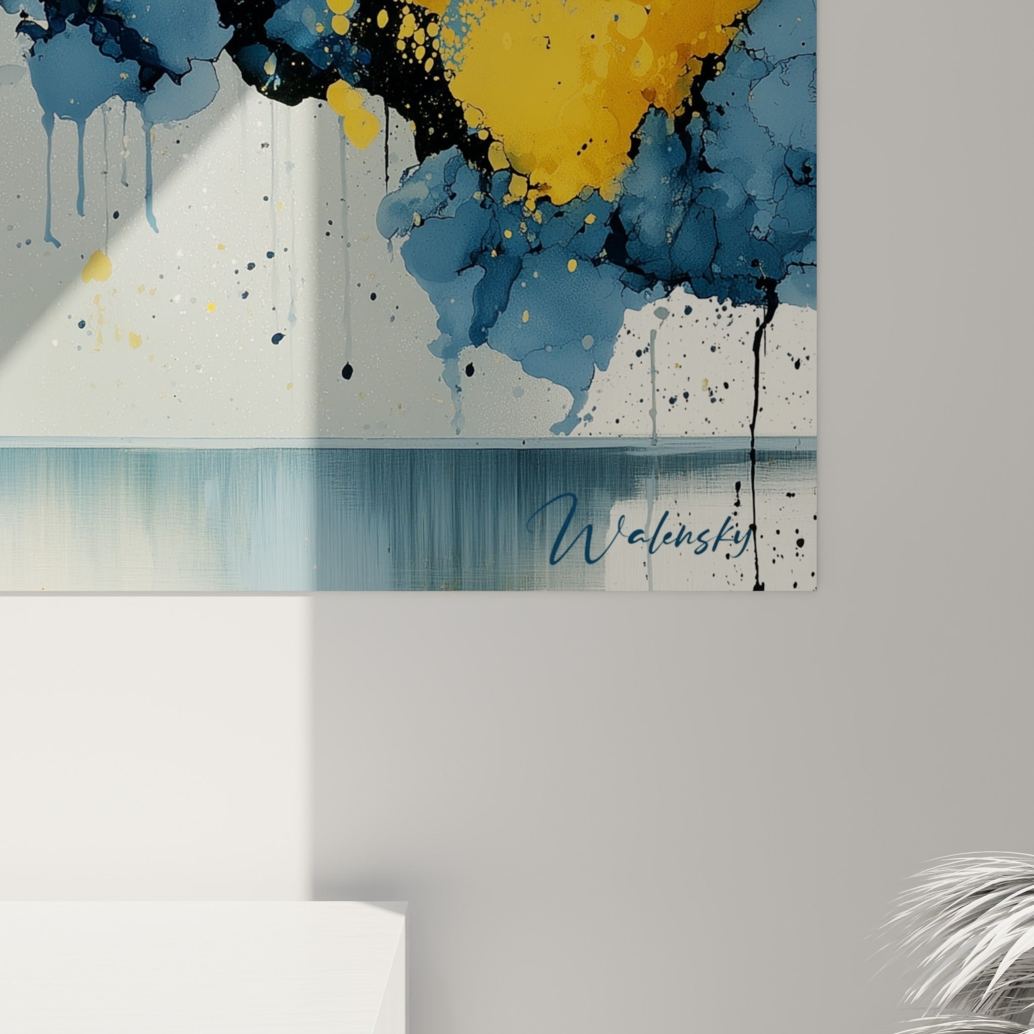 Grain de l'encre bleu marine et coulures dorées se mêlant en surface d'une œuvre picturale abstraite