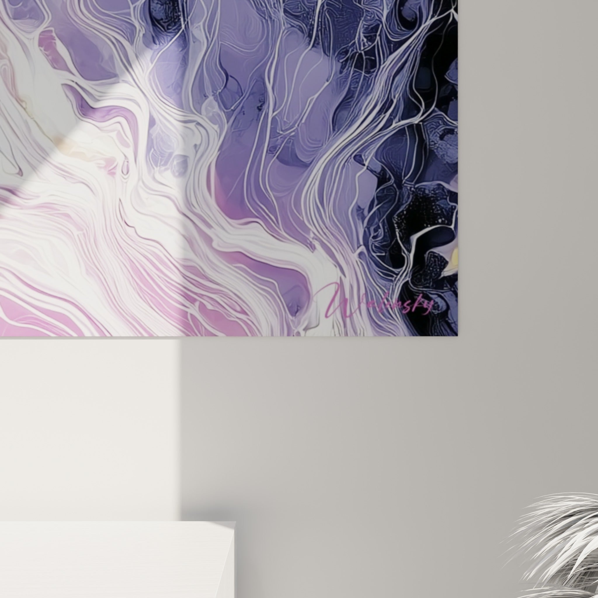 Détail de l'encre fluide mauve, dorée et blanche, veines fines et empâtements texturés sur la toile