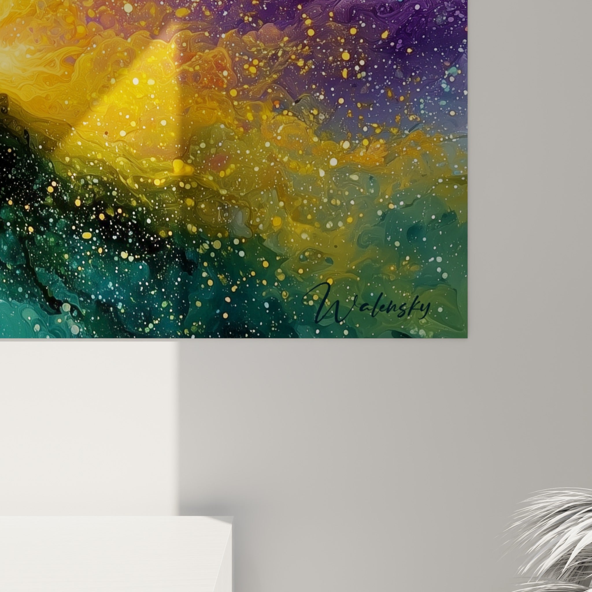 Grain de peinture fluide révélant les touches dorées et violettes se mêlant aux éclaboussures étoilées