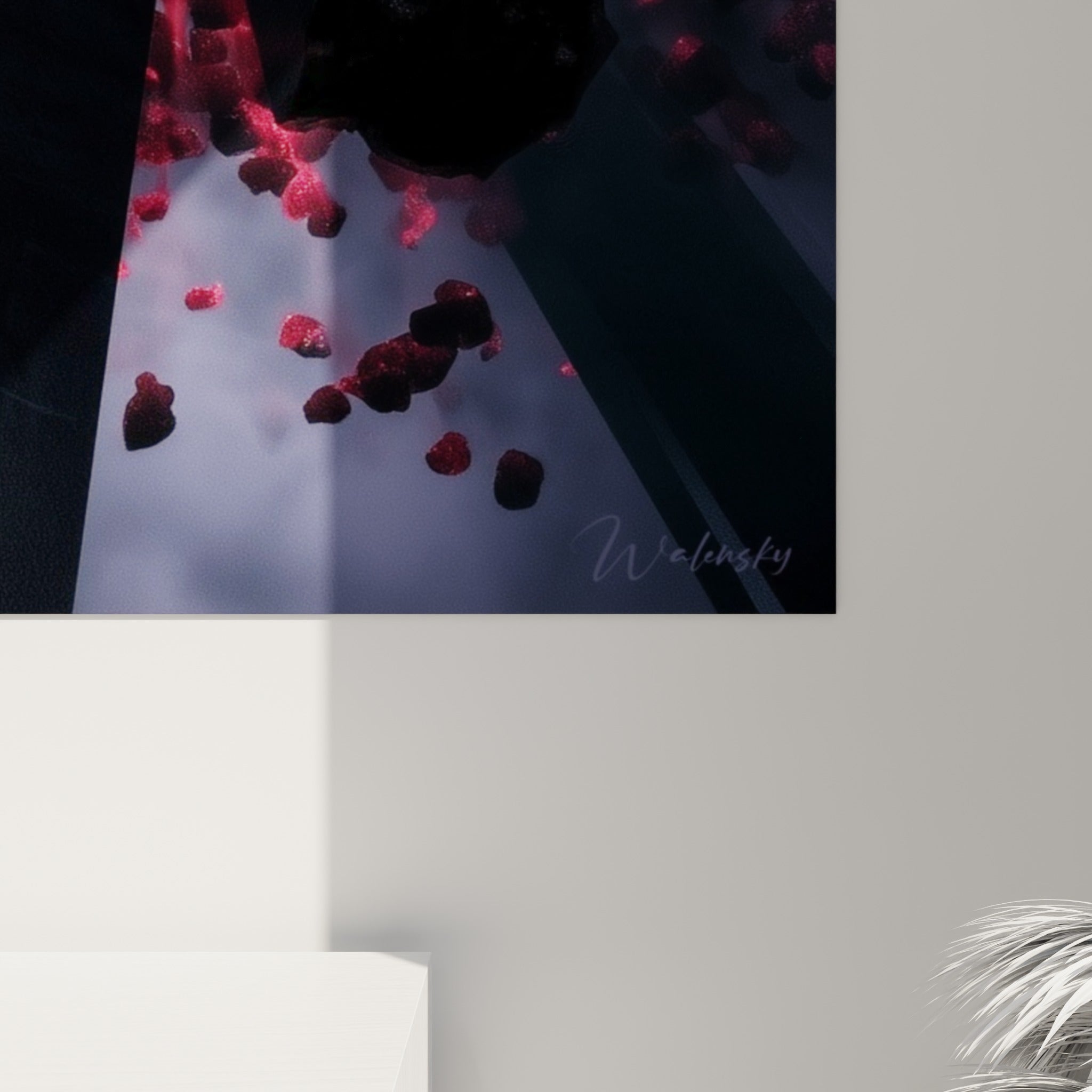 Grain et empâtements du tableau explosion rouge et noir, matière lumineuse et texture minérale visibles de près