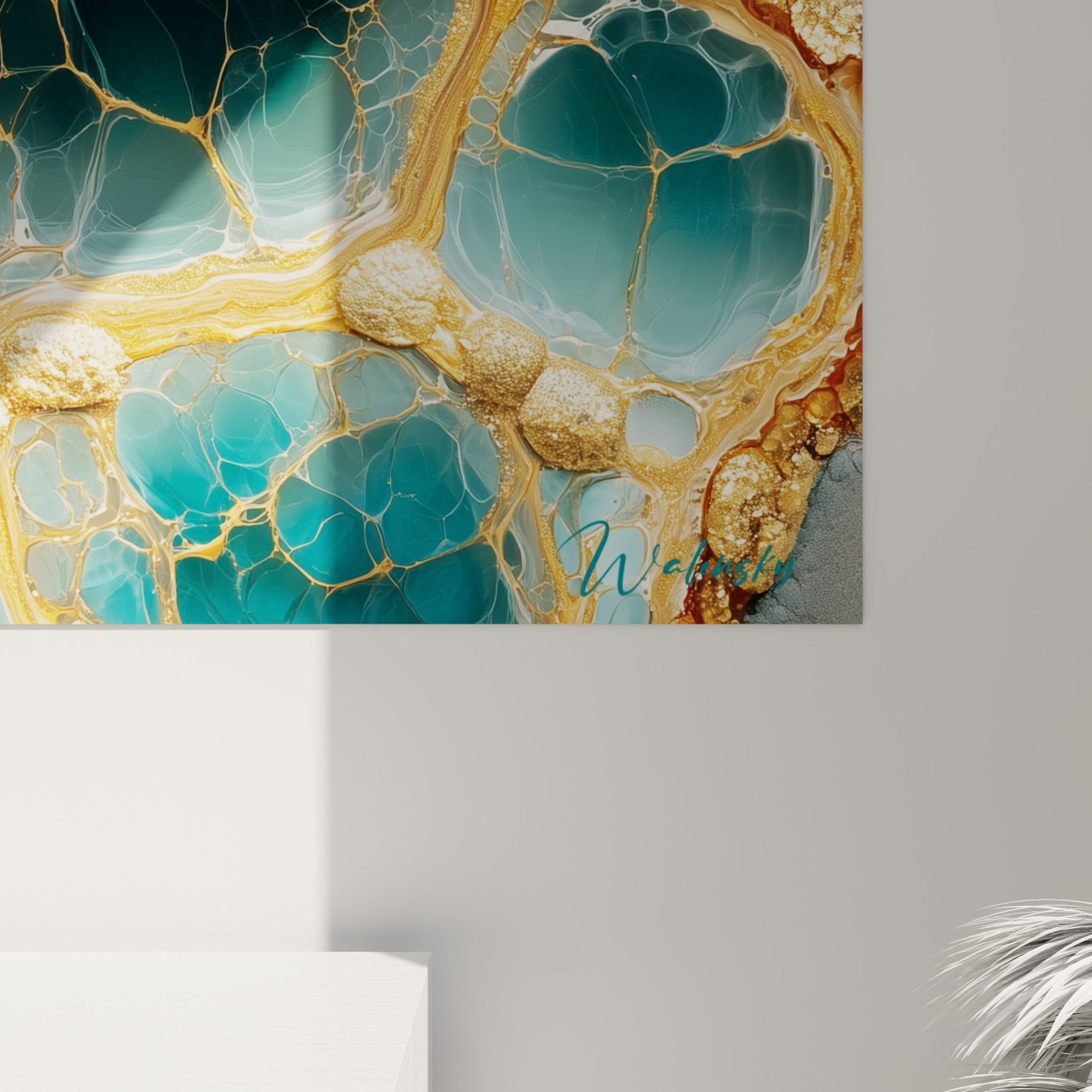 Grain doré et craquelures turquoise en gros plan sur la toile, matière granuleuse et reflets métalliques de l'œuvre