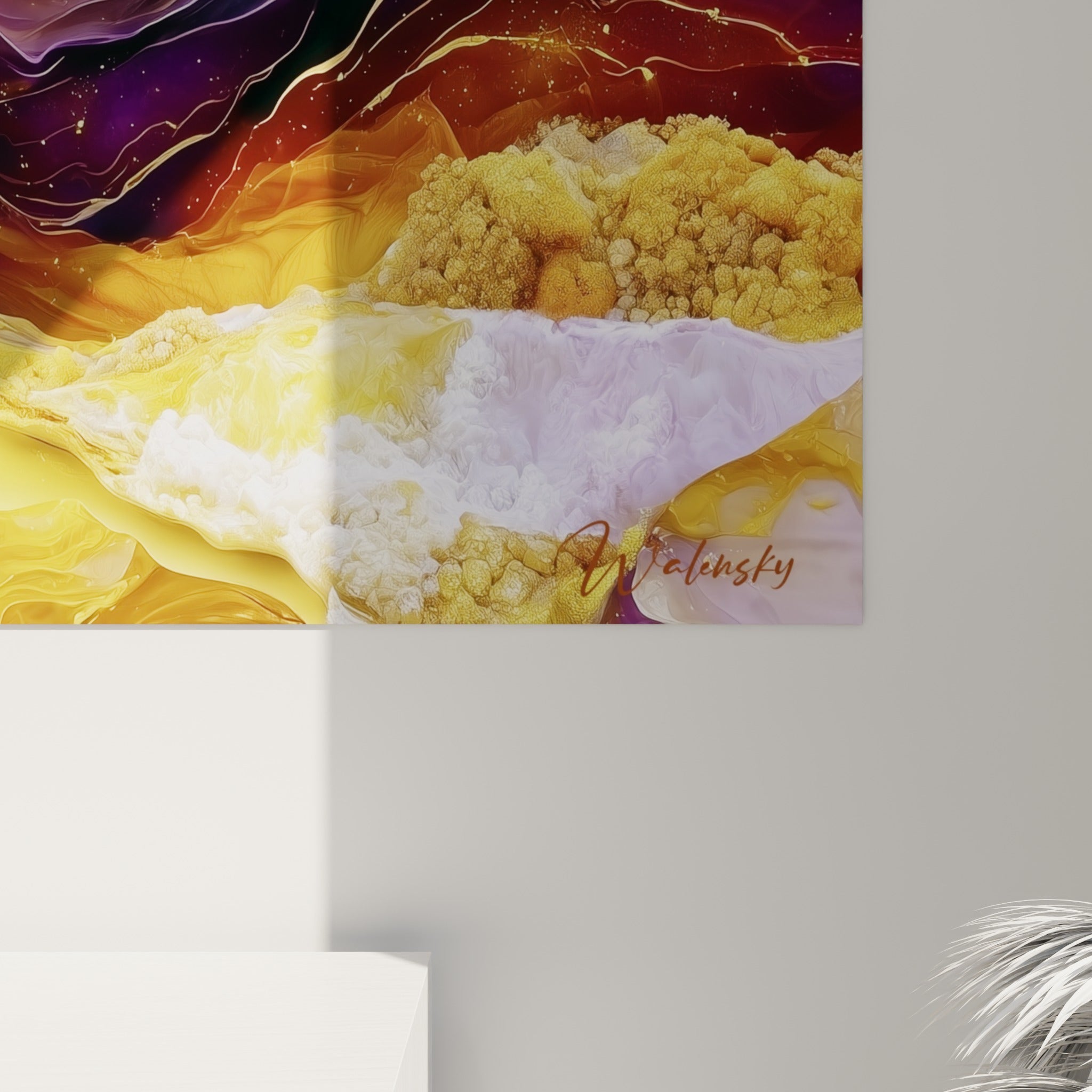 Empâtements dorés et veines violettes se mêlant en surface, texture marbrée finement détaillée