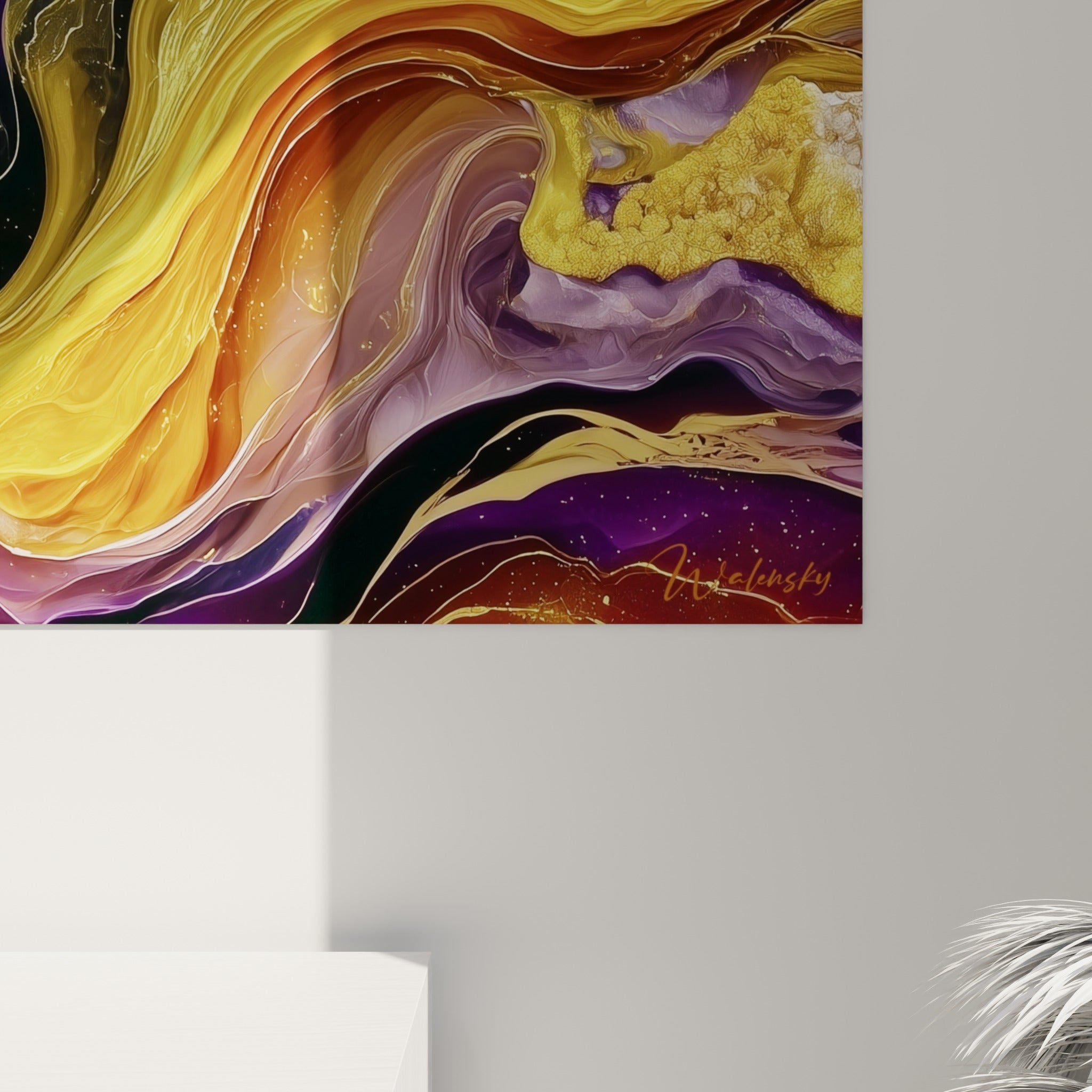 Empâtements dorés et veines violettes se mêlant en gros plan sur la toile de ce tableau artistique abstrait
