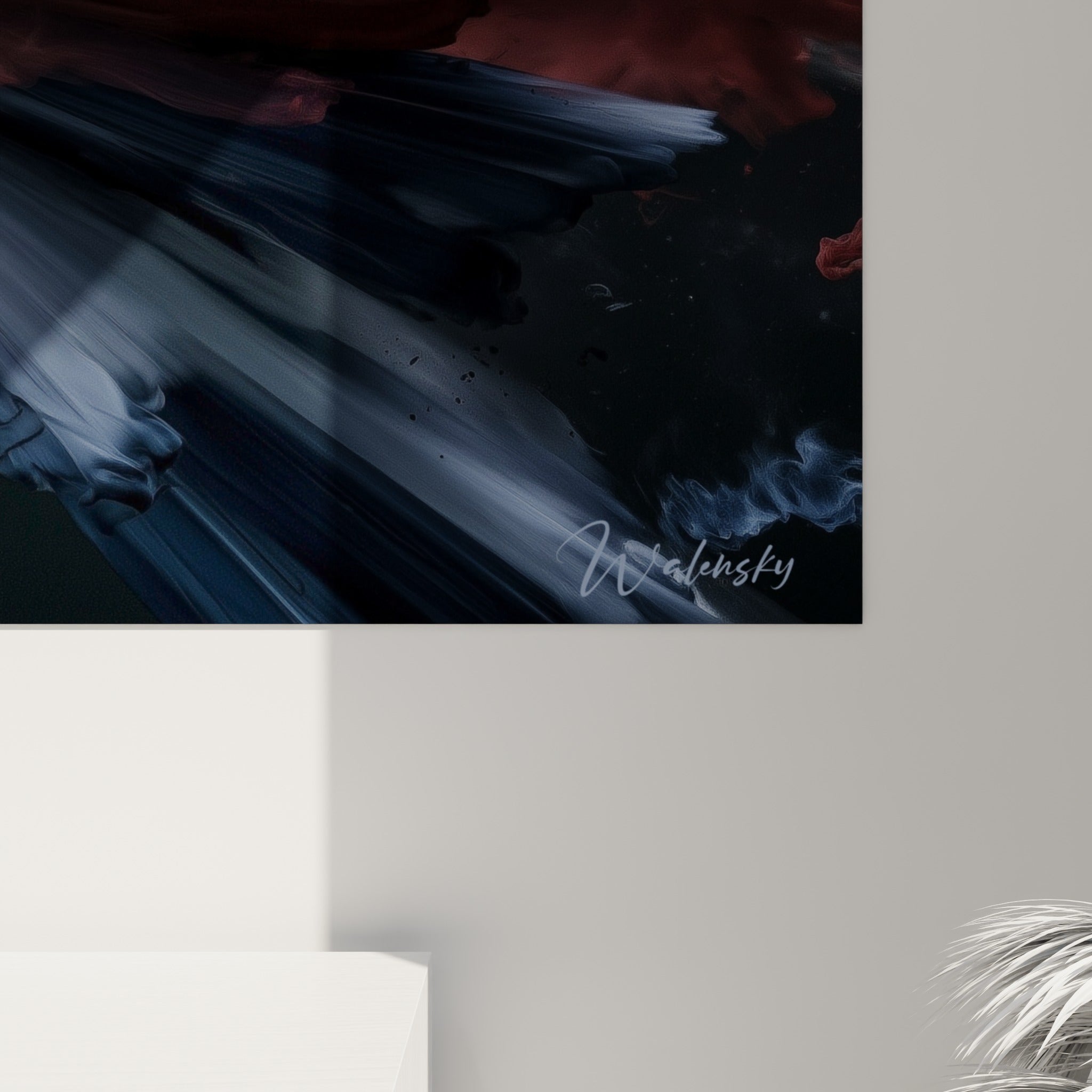 Empâtements de peinture rouge et bleu marine visibles de près, matière texturée aux reflets dorés