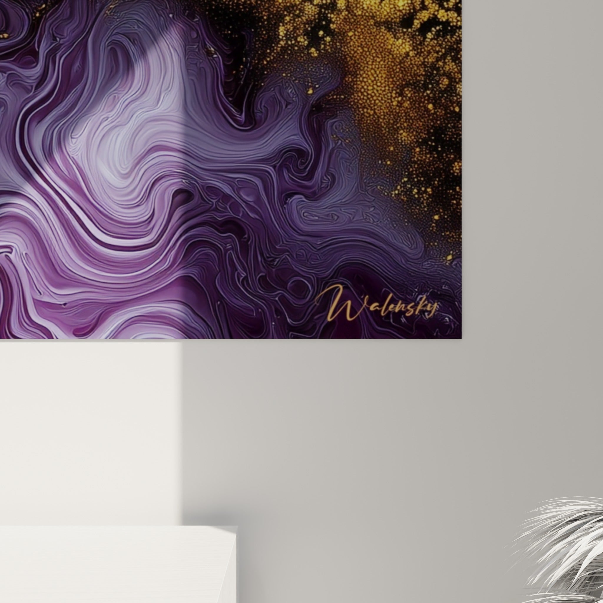 Grain scintillant et coulures dorées se mêlant au violet profond sur la surface de ce tableau artistique abstrait