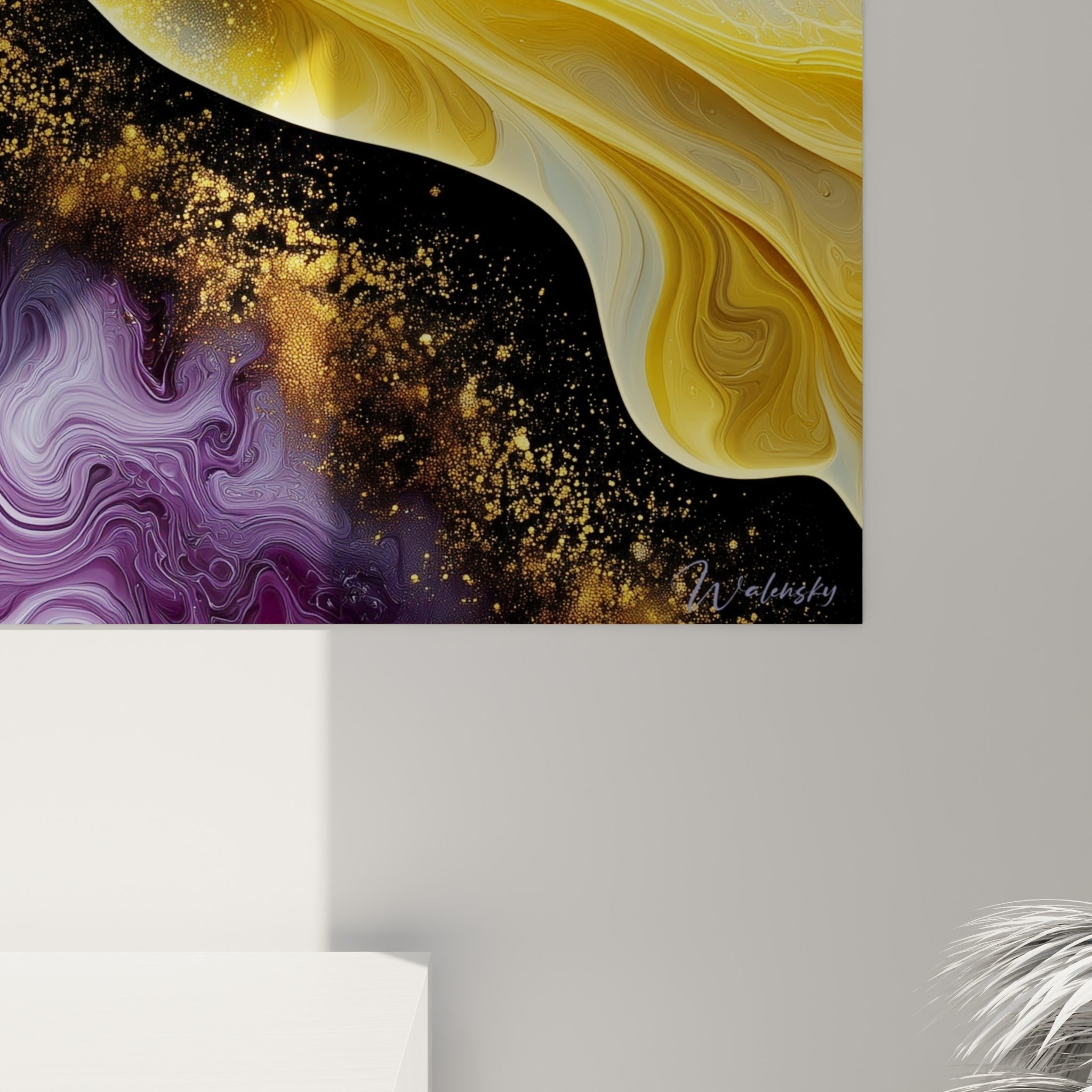 Détail des coulures dorées et grains de poudre scintillante contre le violet sombre de la matière picturale