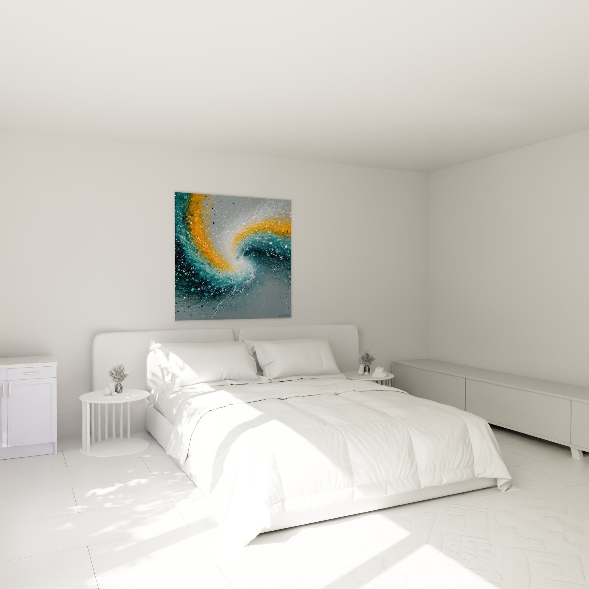 Tourbillon cosmique bleu sarcelle et orange accroché au-dessus d'un lit dans une chambre claire