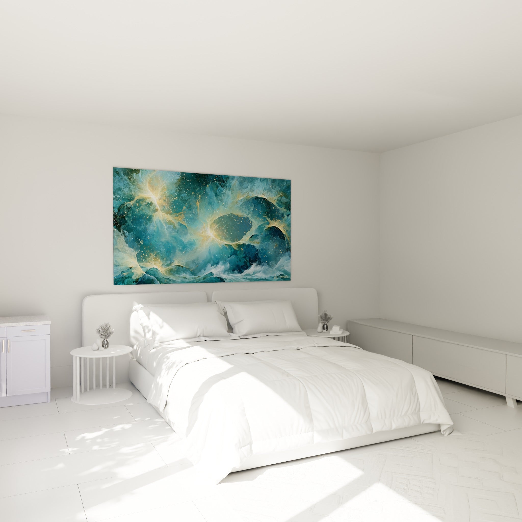 Vagues dorées et bleu anthracite fusionnent, œuvre accrochée au-dessus d'un lit dans une chambre claire