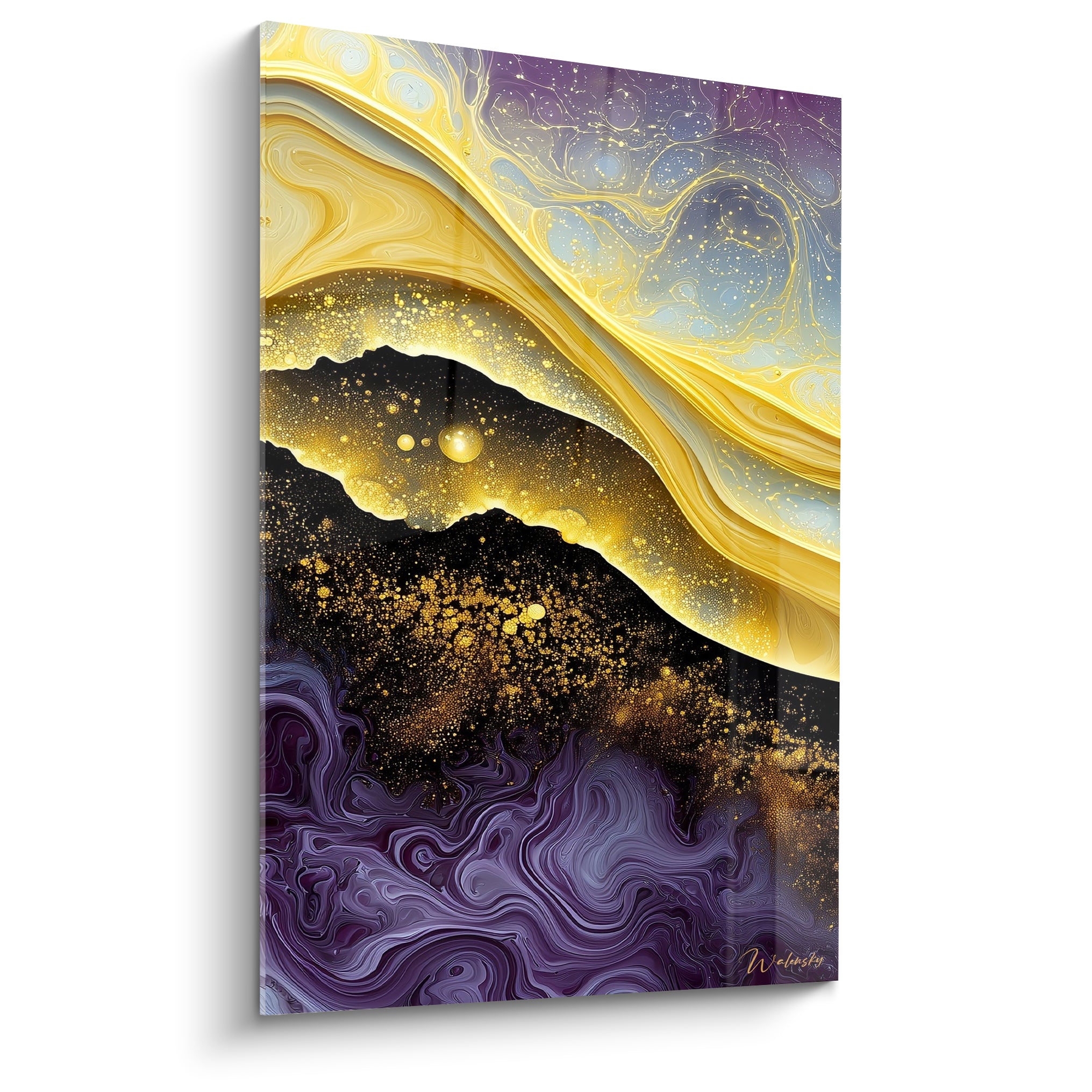 Vagues marbrées dorées et violettes composant un tableau artistique abstrait aux reflets scintillants