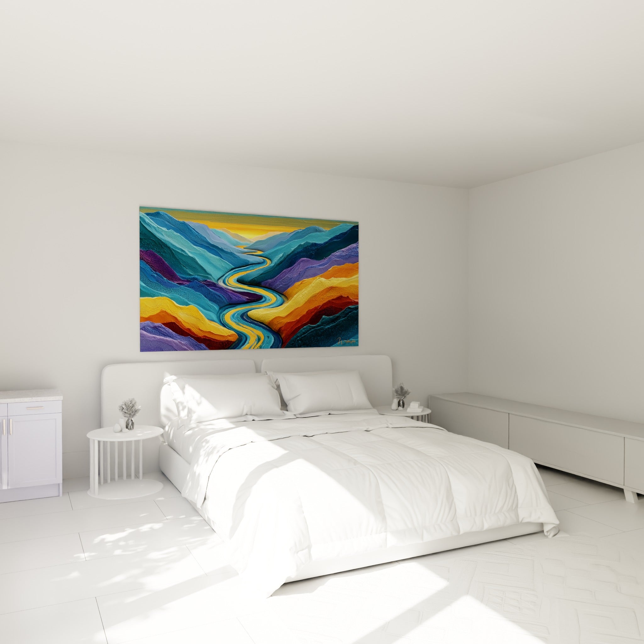 Montagnes violettes et ocre encadrant une rivière turquoise, accrochées au-dessus d'un lit dans une chambre claire