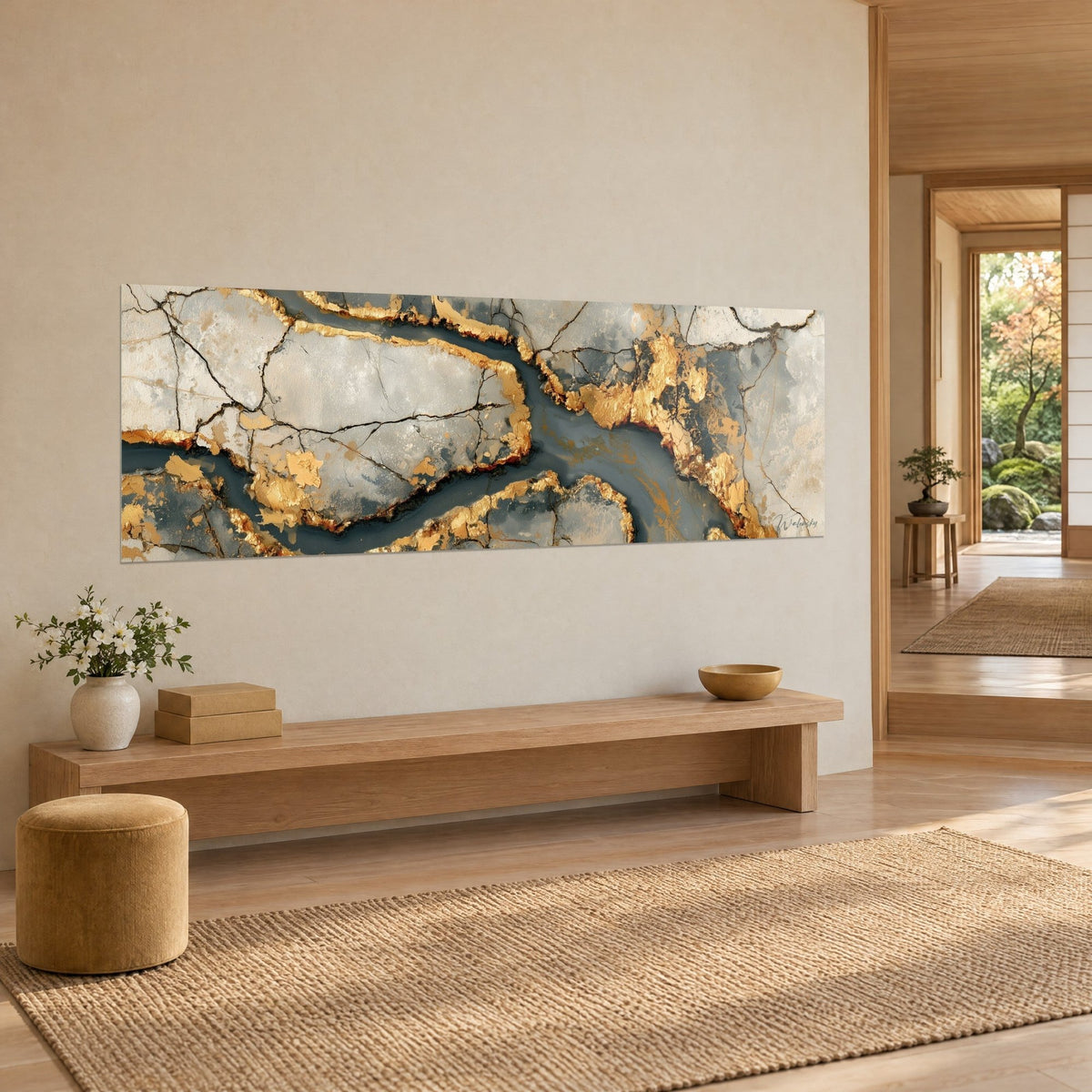 Tableau panoramique de failles dorées scintillantes sur fond ivoire et ardoise, accroché au-dessus d'un banc en bois clair