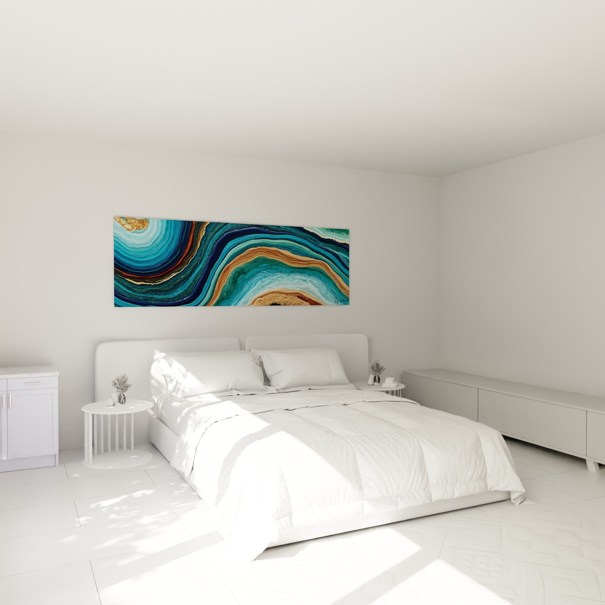Coupe minérale bleu marine et dorée de ce tableau agate accrochée au-dessus d'un lit dans une chambre claire
