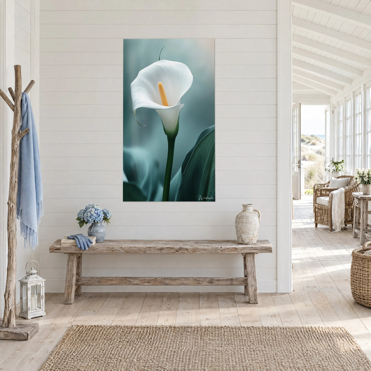 Tableau calla immaculé et son spadice orangé, feuille vert sapin veinée, en pied sur un mur lambrissé de maison de bord de mer