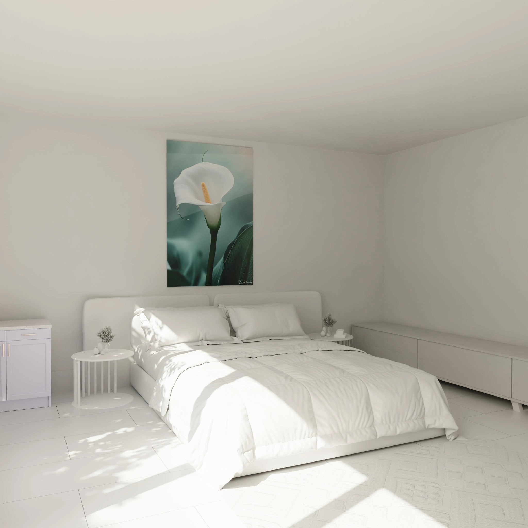 Un tableau Arum nature illustrant un arum en gros plan, avec un pistil jaune texturé, des feuilles vert foncé nervurées et un fond bleu-gris estompé créant un contraste doux.