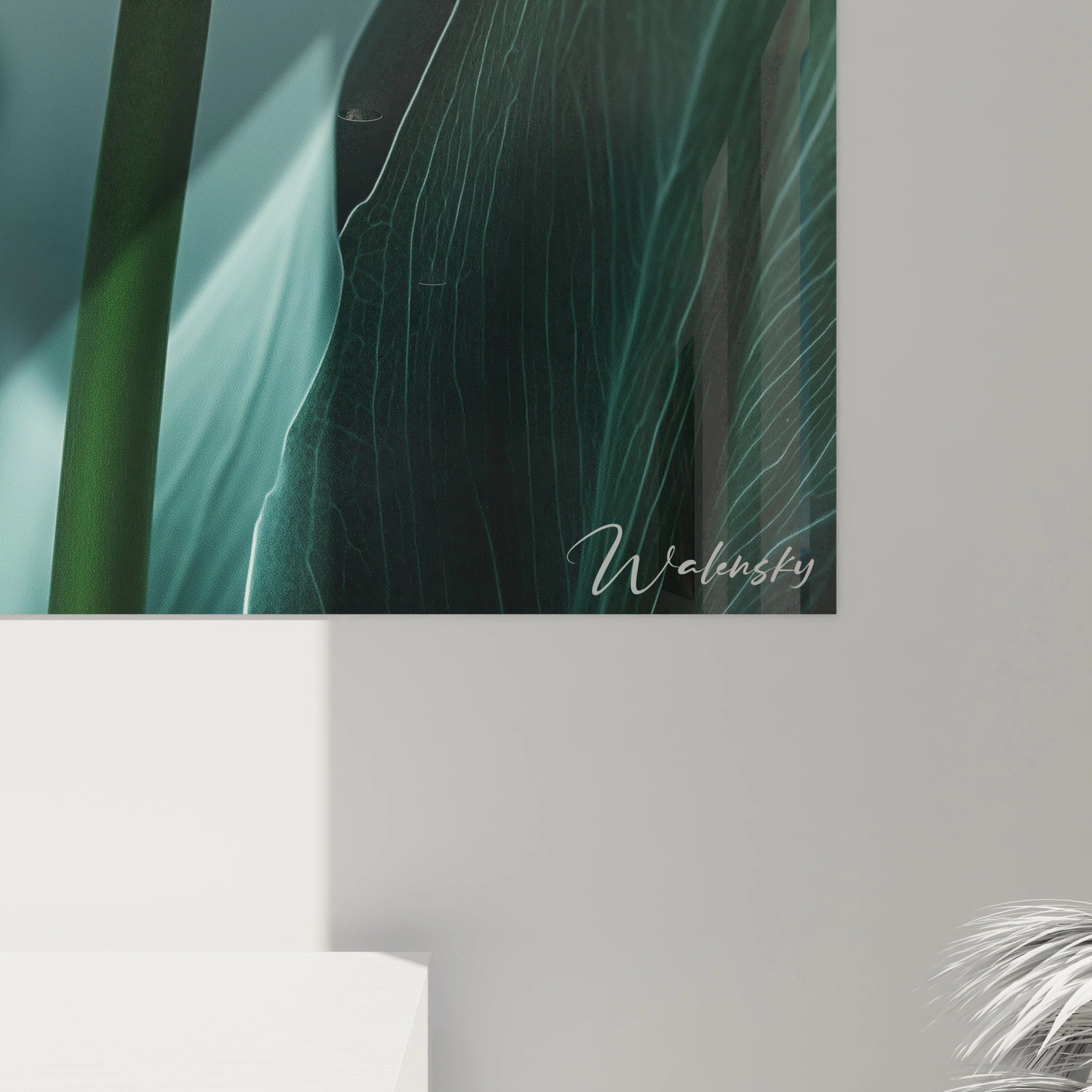 Un tableau Arum nature capturant un arum en détail, avec des pétales blancs lumineux, un feuillage nervuré vert profond et un arrière-plan flou aux tons bleu-gris adoucis.